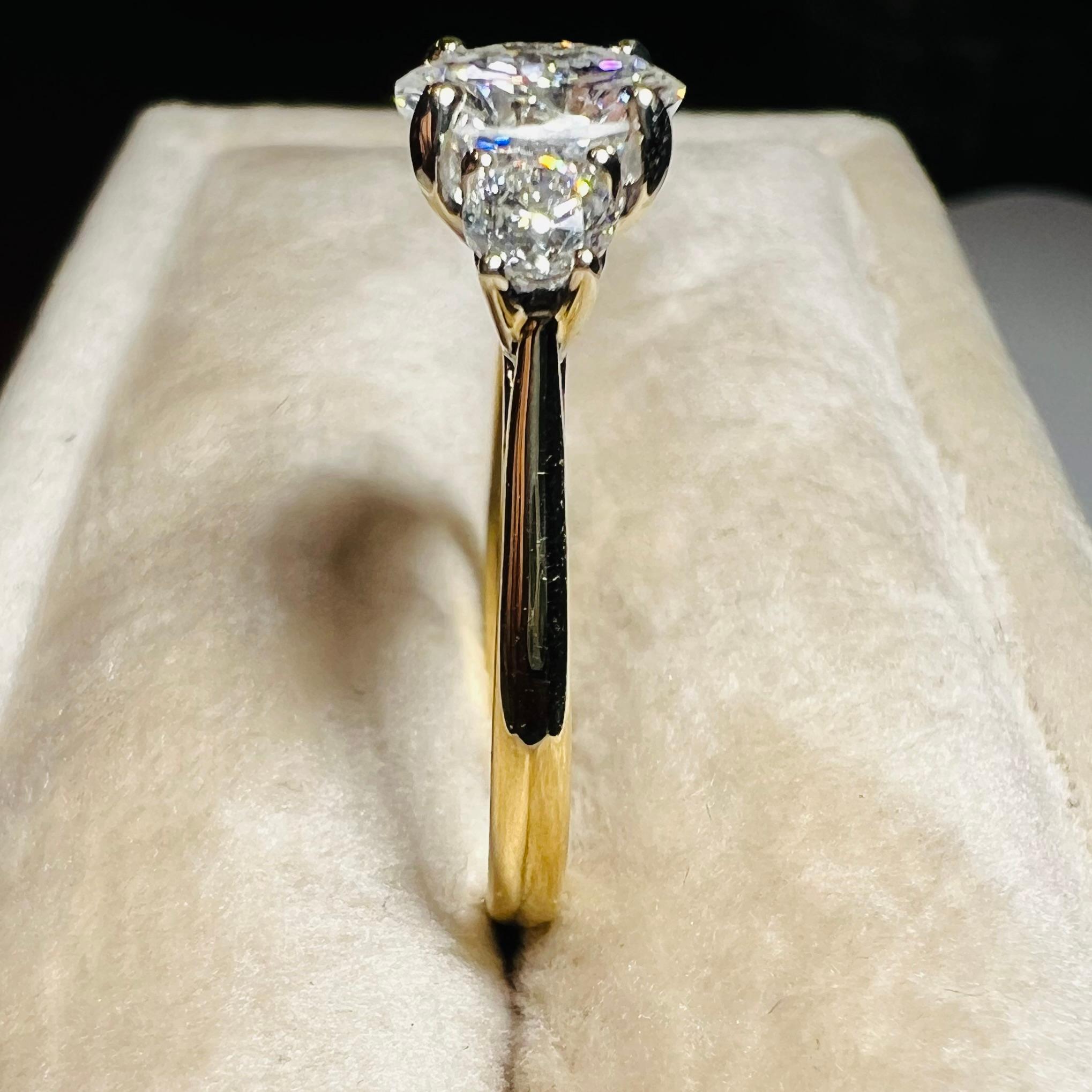 Bague de fiançailles Trilogy 1.36 ct Diamond Center with Side Diamonds, or 18K en vente 8