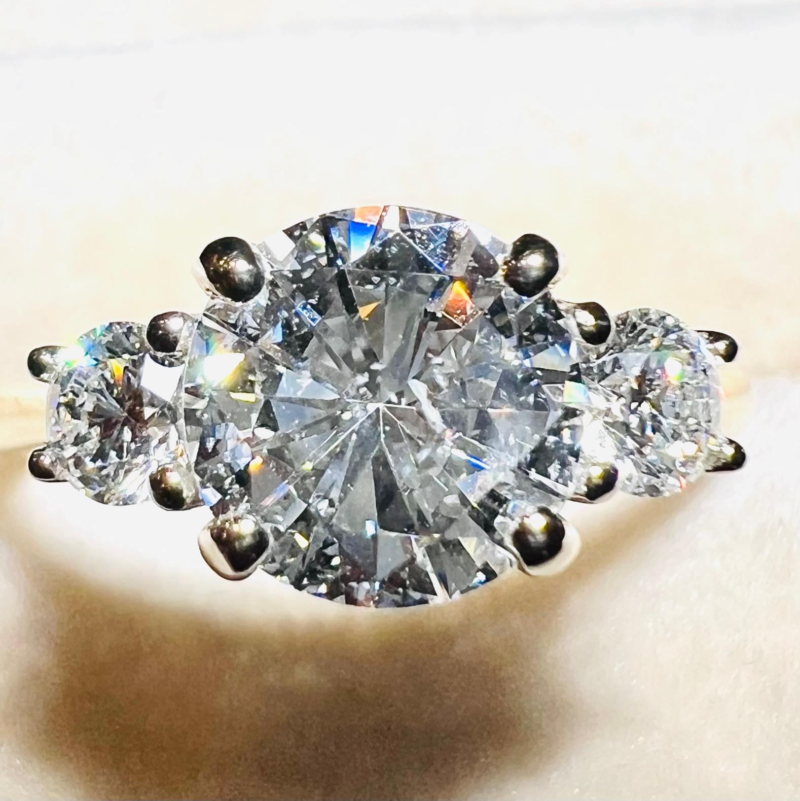 Bague de fiançailles Trilogy 1.36 ct Diamond Center with Side Diamonds, or 18K en vente 9