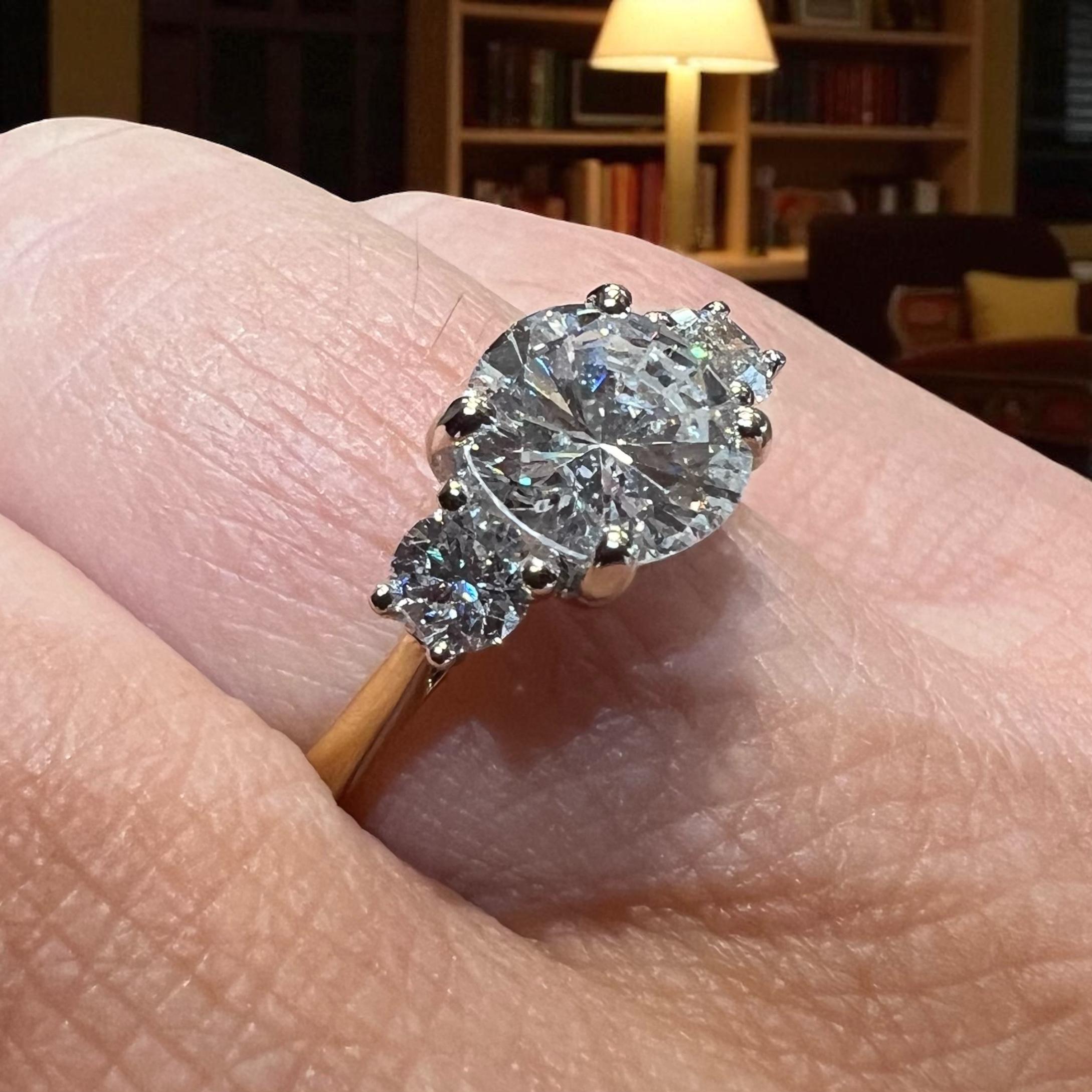Art déco Bague de fiançailles Trilogy 1.36 ct Diamond Center with Side Diamonds, or 18K en vente