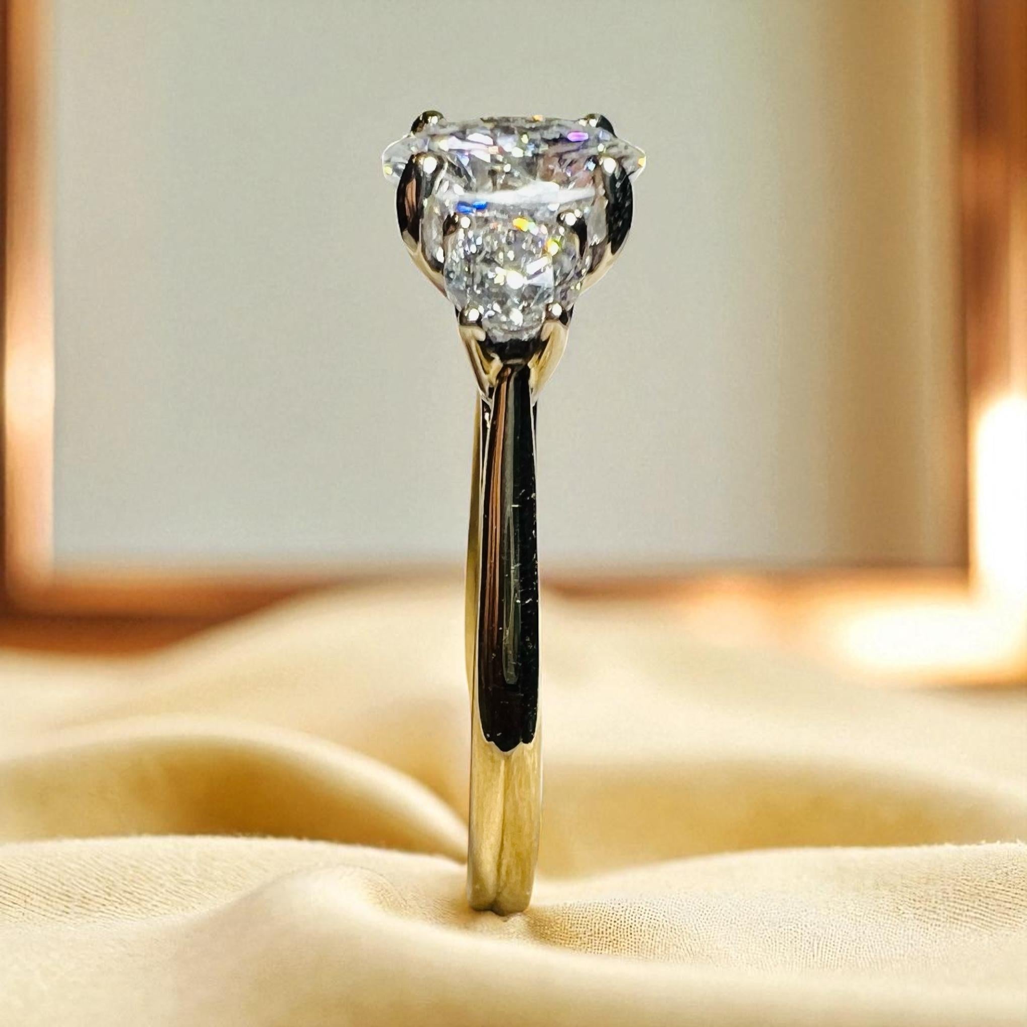 Taille ronde Bague de fiançailles Trilogy 1.36 ct Diamond Center with Side Diamonds, or 18K en vente