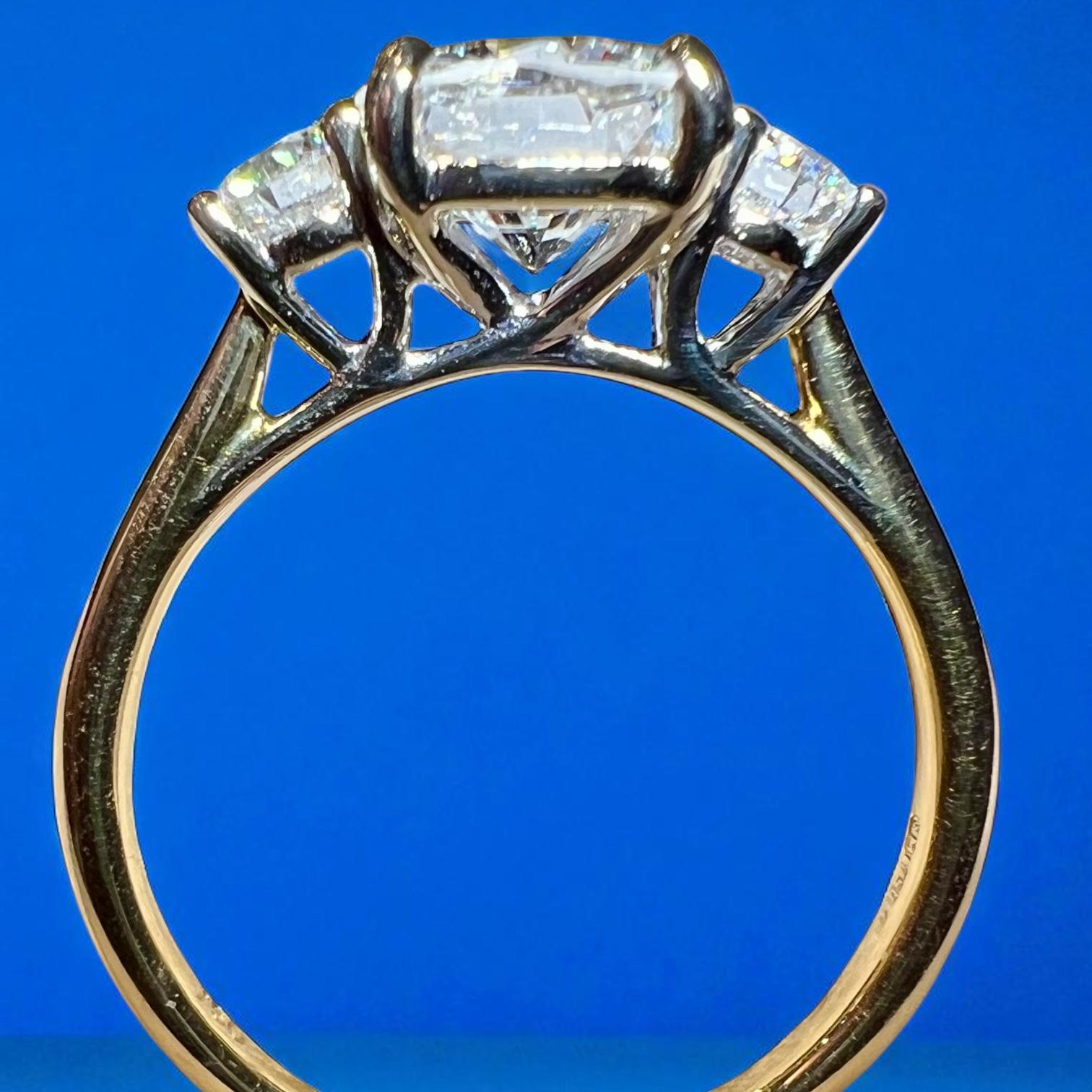 Bague de fiançailles Trilogy 1.36 ct Diamond Center with Side Diamonds, or 18K Bon état - En vente à SAINT-OUEN-SUR-SEINE, FR