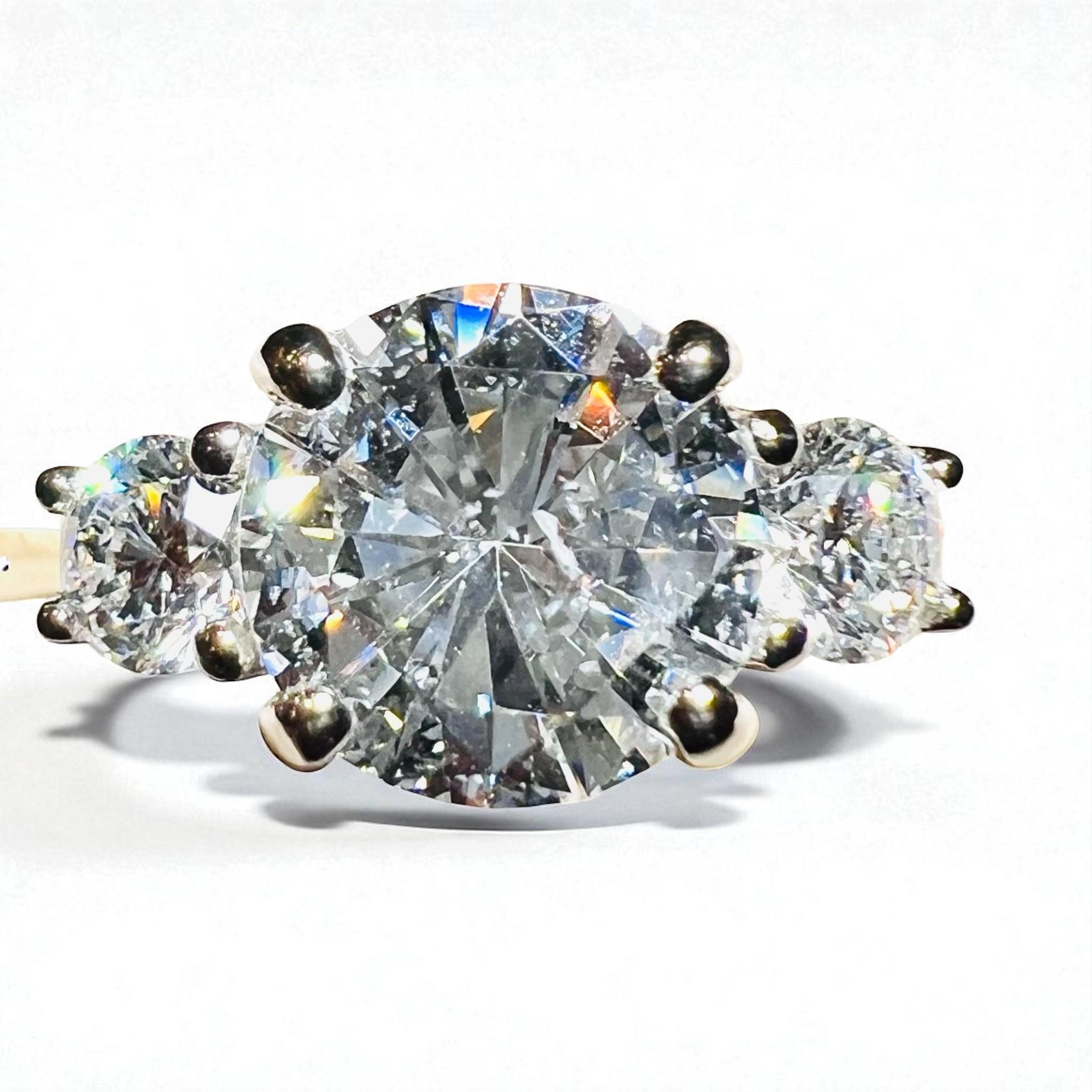 Bague de fiançailles Trilogy 1.36 ct Diamond Center with Side Diamonds, or 18K Pour femmes en vente