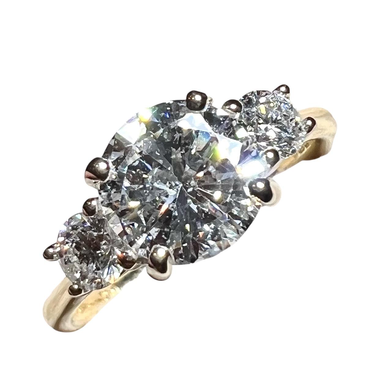 Bague de fiançailles Trilogy 1.36 ct Diamond Center with Side Diamonds, or 18K en vente 1