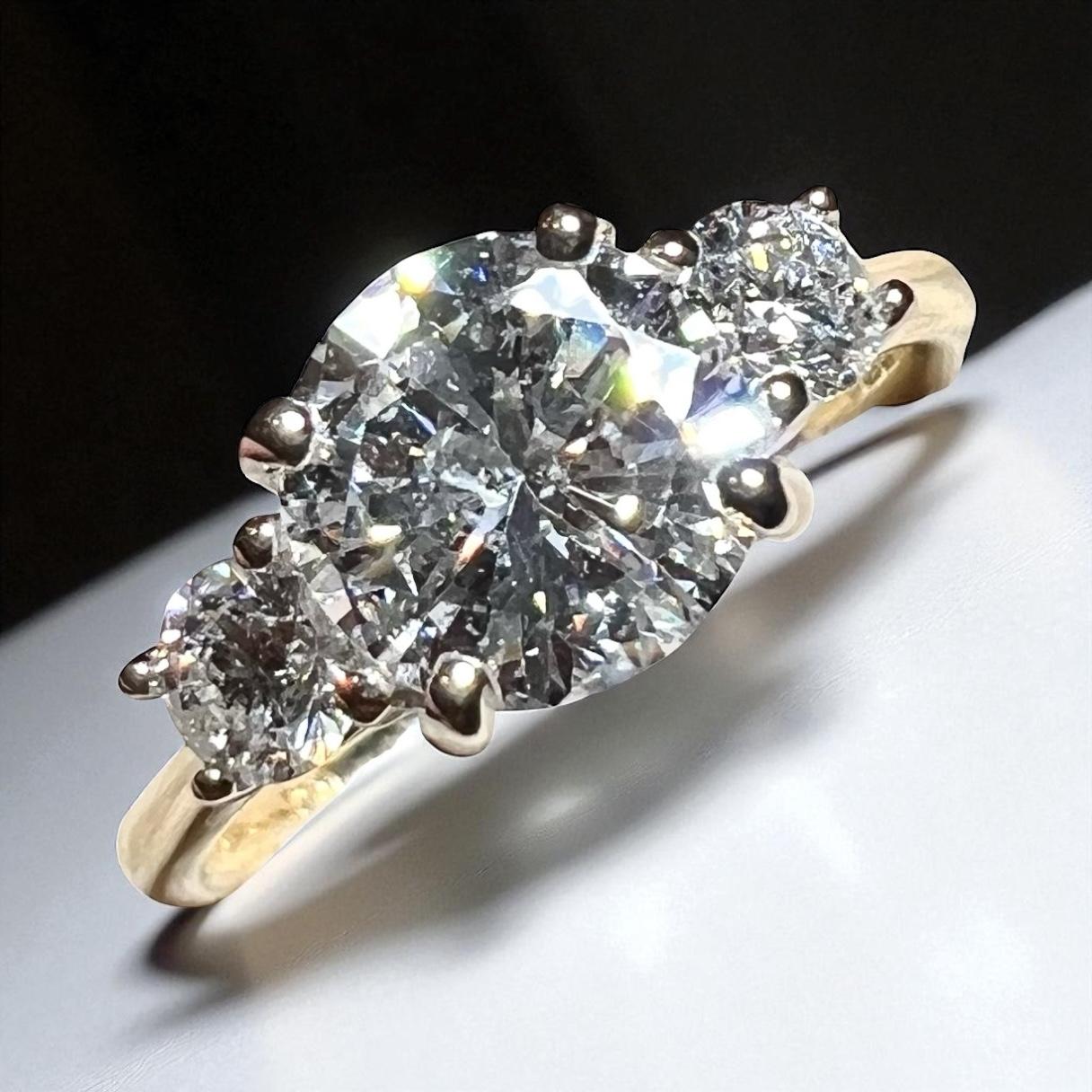 Bague de fiançailles Trilogy 1.36 ct Diamond Center with Side Diamonds, or 18K en vente 2