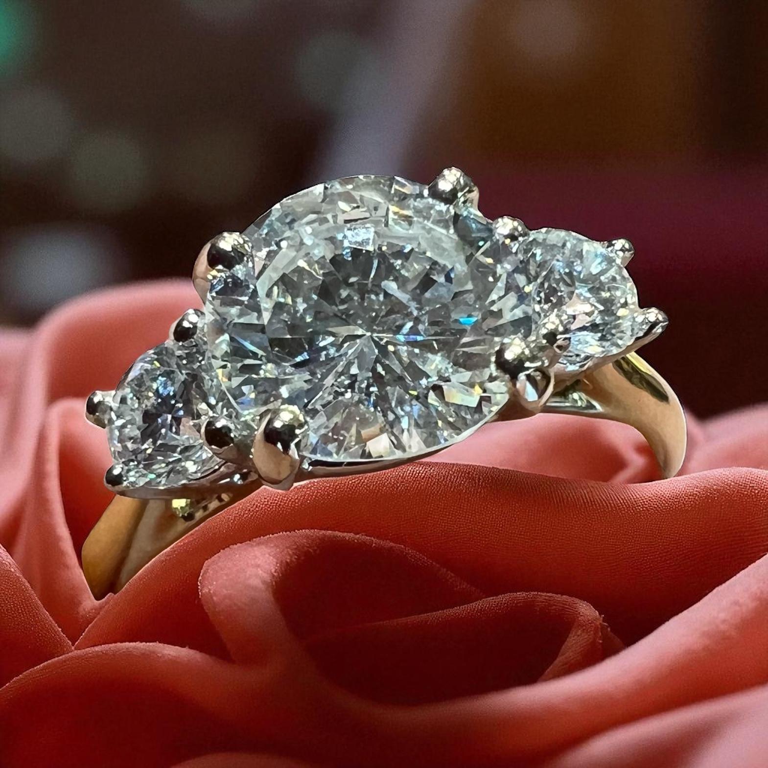 Bague de fiançailles Trilogy 1.36 ct Diamond Center with Side Diamonds, or 18K en vente 3