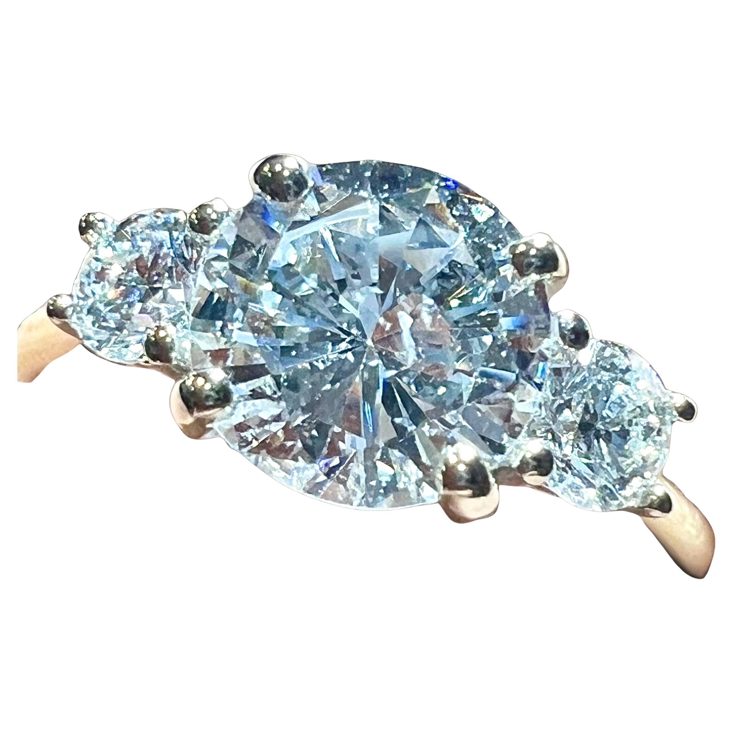 Bague de fiançailles Trilogy 1.36 ct Diamond Center with Side Diamonds, or 18K en vente