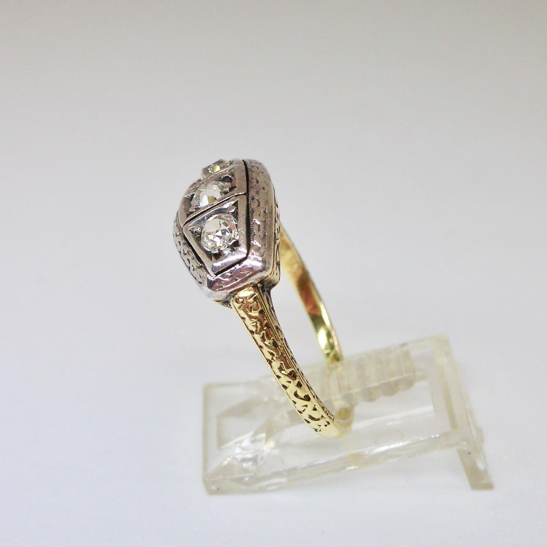 Italienischer Diamantring mit altem Schliff vom Anfang des 20. Jahrhunderts, gefasst in 18-karätigem Weiß- und Gelbgold, fein graviert mit Diamanten im alten Minenschliff von insgesamt ca. 0,40ct.