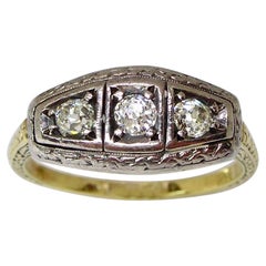 Anello con diamanti taglio vecchio a trilogia