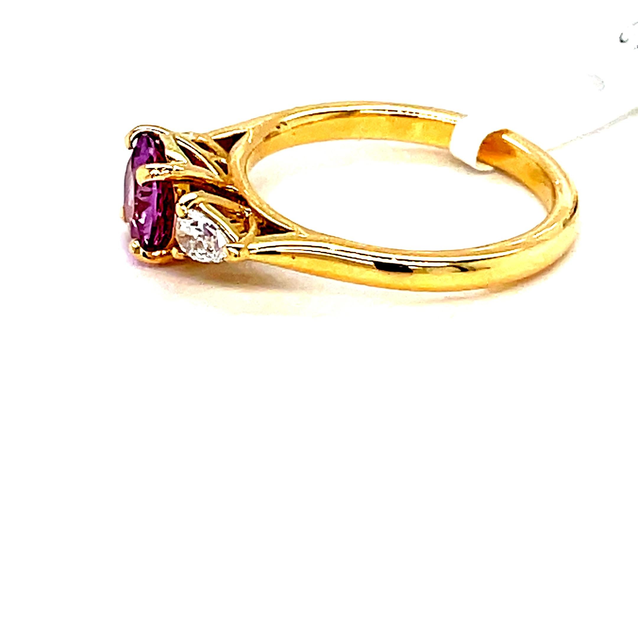 Round Cut Trilogy Ring with Pink Sapphire Diamonds 18k Yellow Gold For Sale