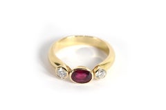 Anello Trilogy con rubino e diamante in oro 18k, fede nuziale