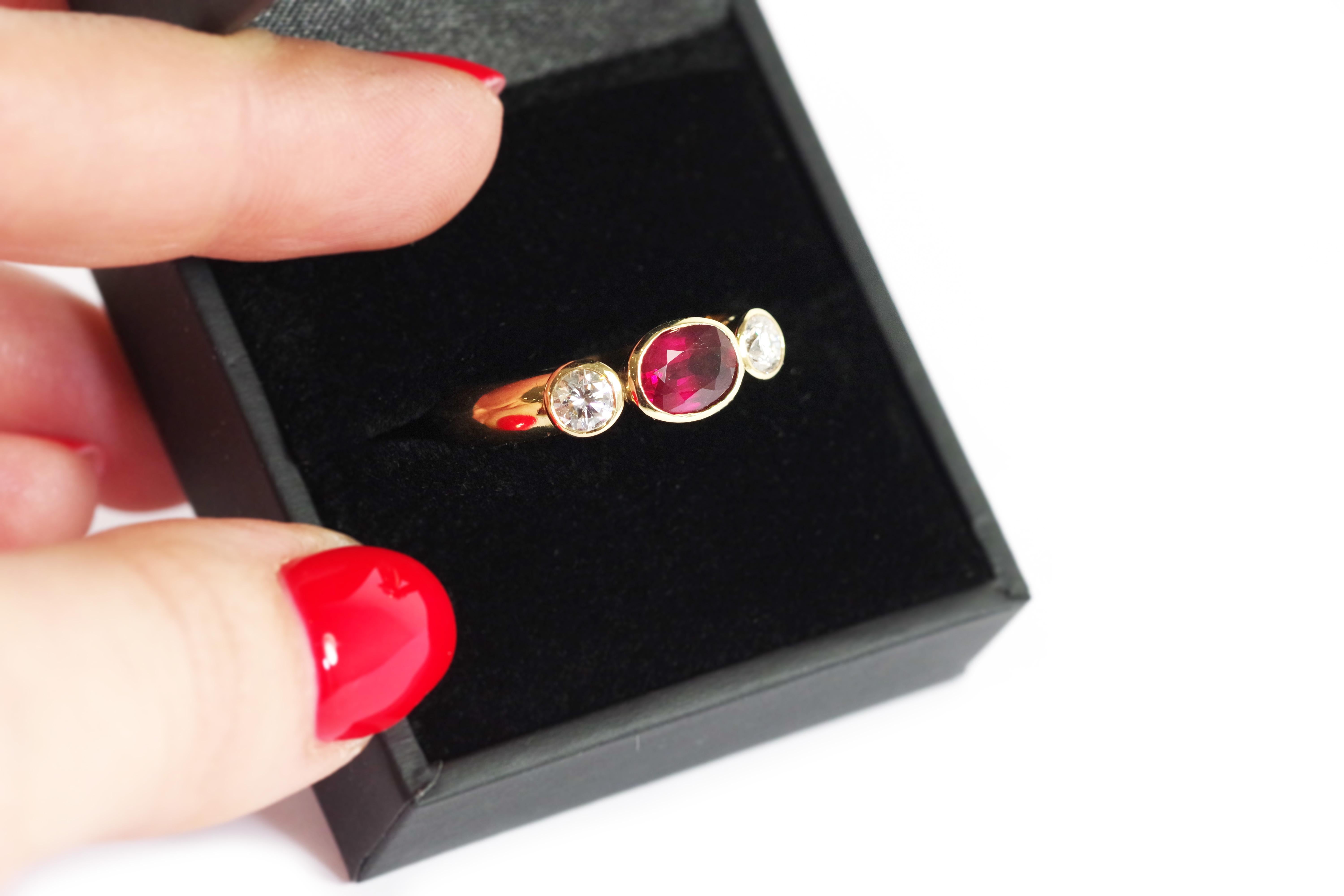 Trilogy ruby and diamond ring in 18k gold, wedding ring In Fair Condition For Sale In PARIS, FR