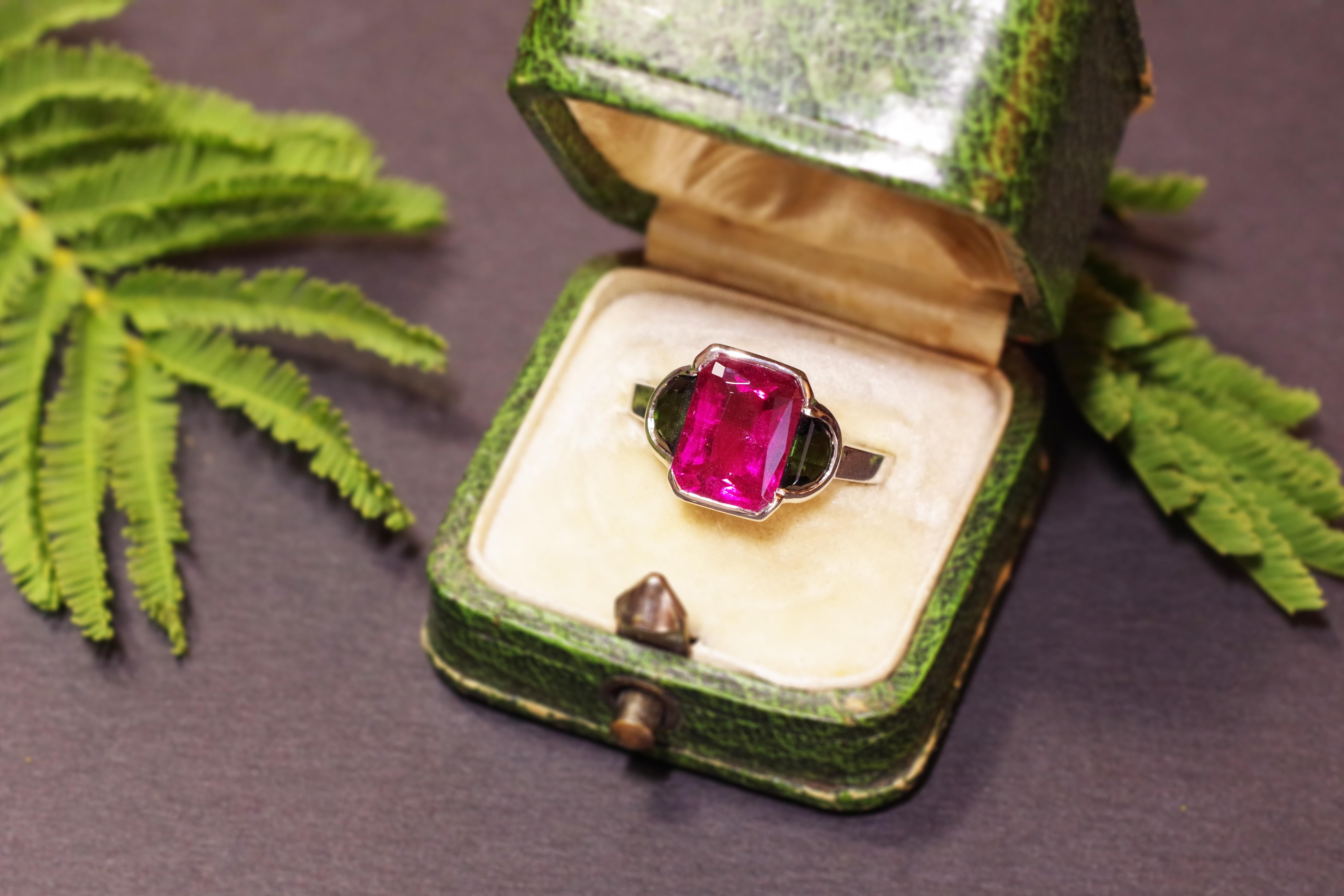 Trilogy Tourmaline Ring in White Gold 18 Karats In Fair Condition For Sale In PARIS, FR