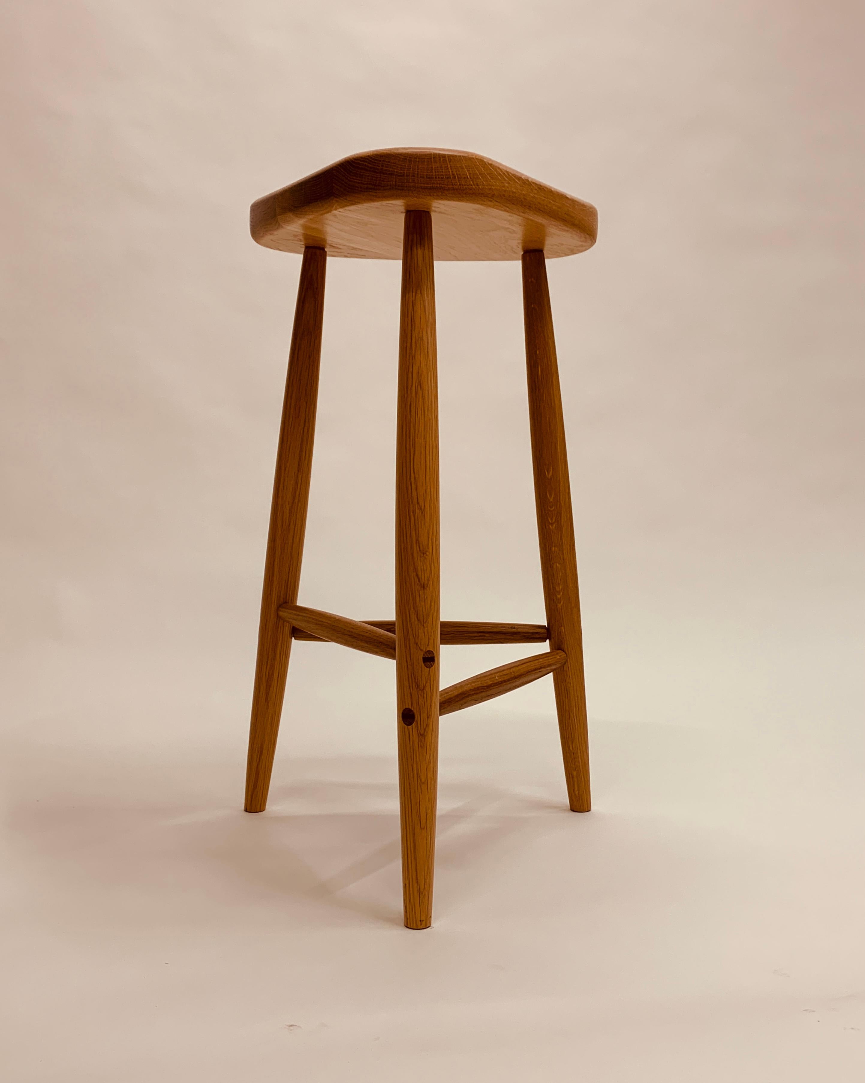 27-Inch Trina 3-Legged Stool in Red Oak with Wedged Through-Dowels en venta 1