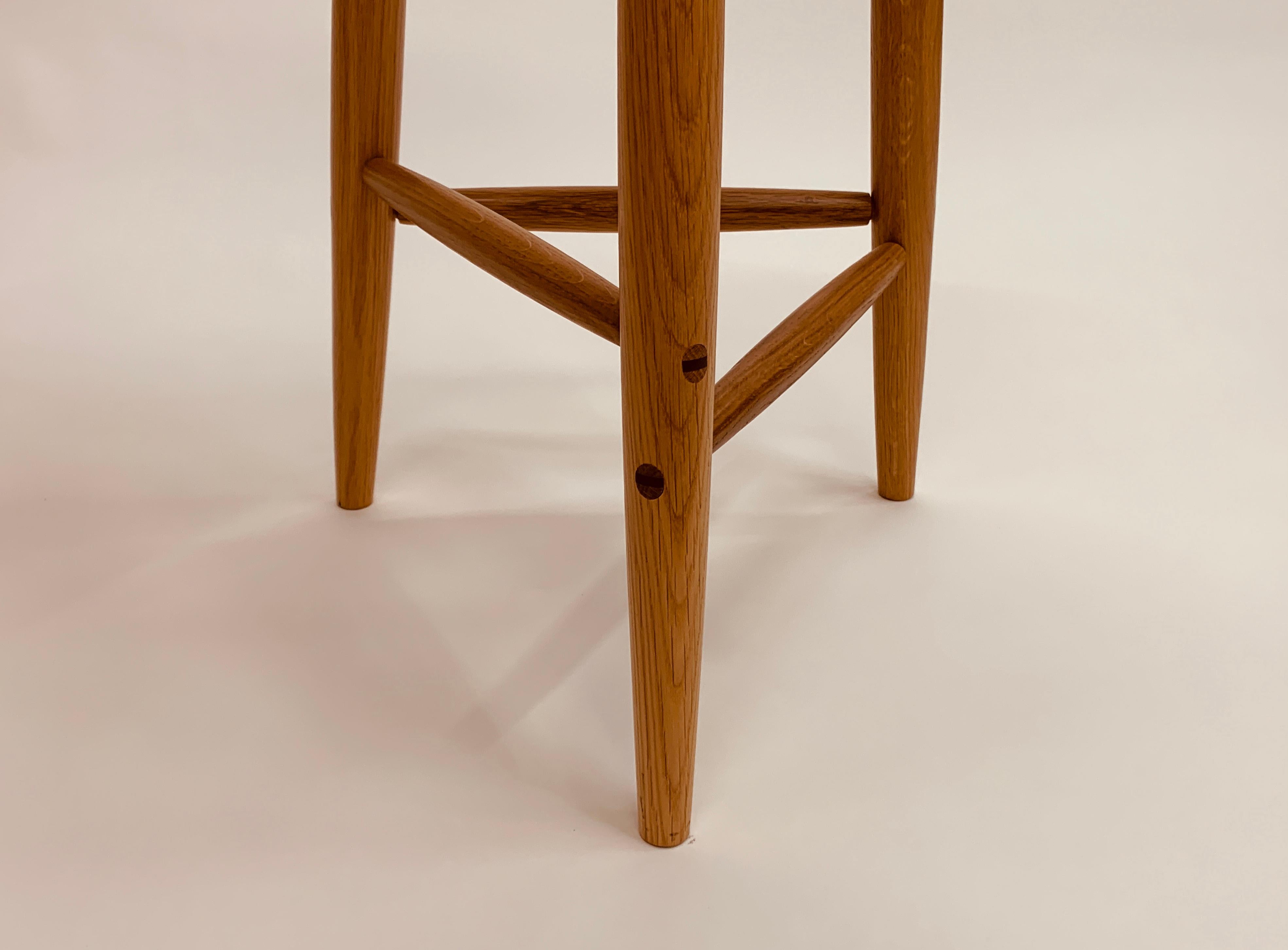27-Inch Trina 3-Legged Stool in Red Oak with Wedged Through-Dowels en venta 2