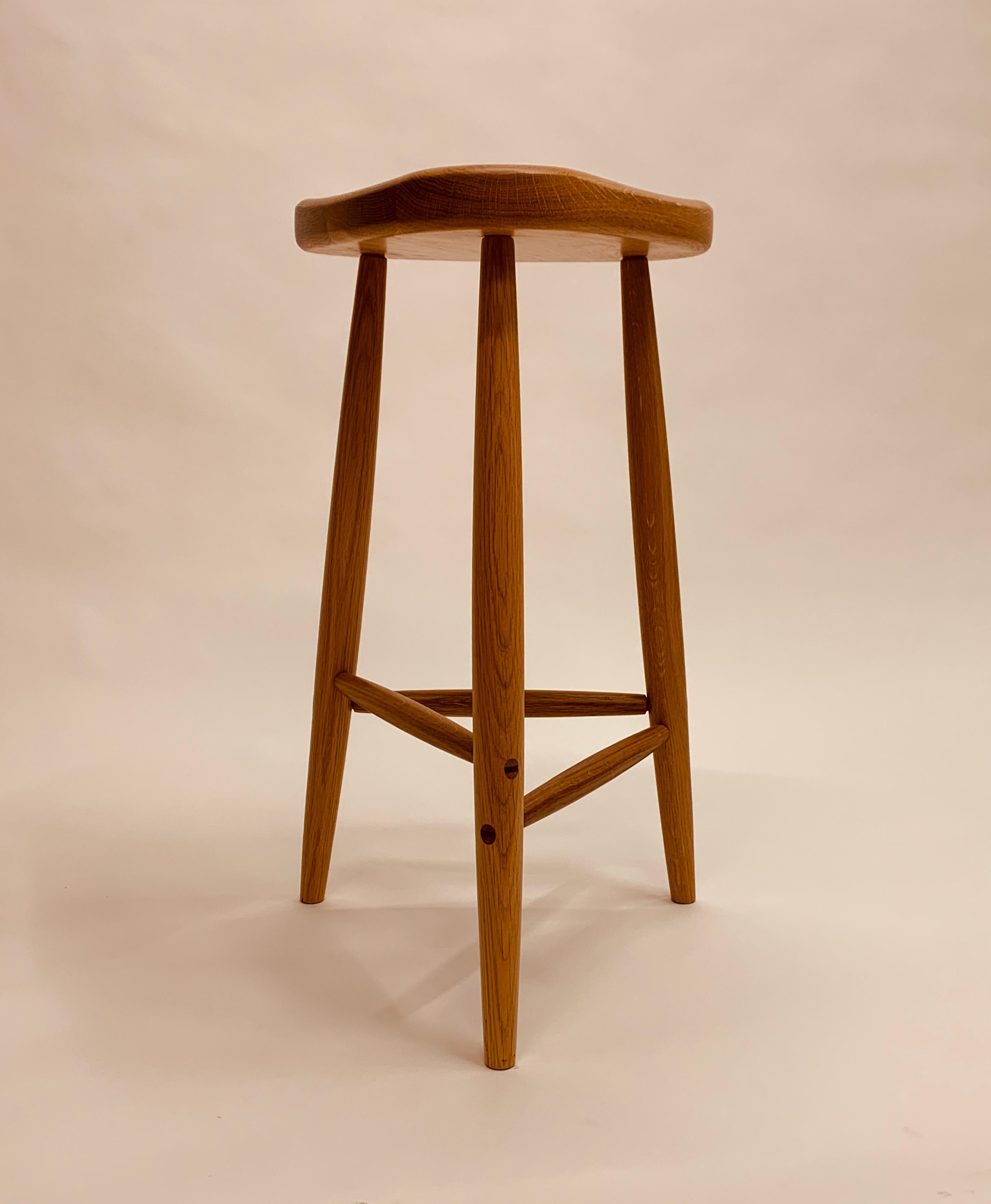 27-Inch Trina 3-Legged Stool in Red Oak with Wedged Through-Dowels en venta 3