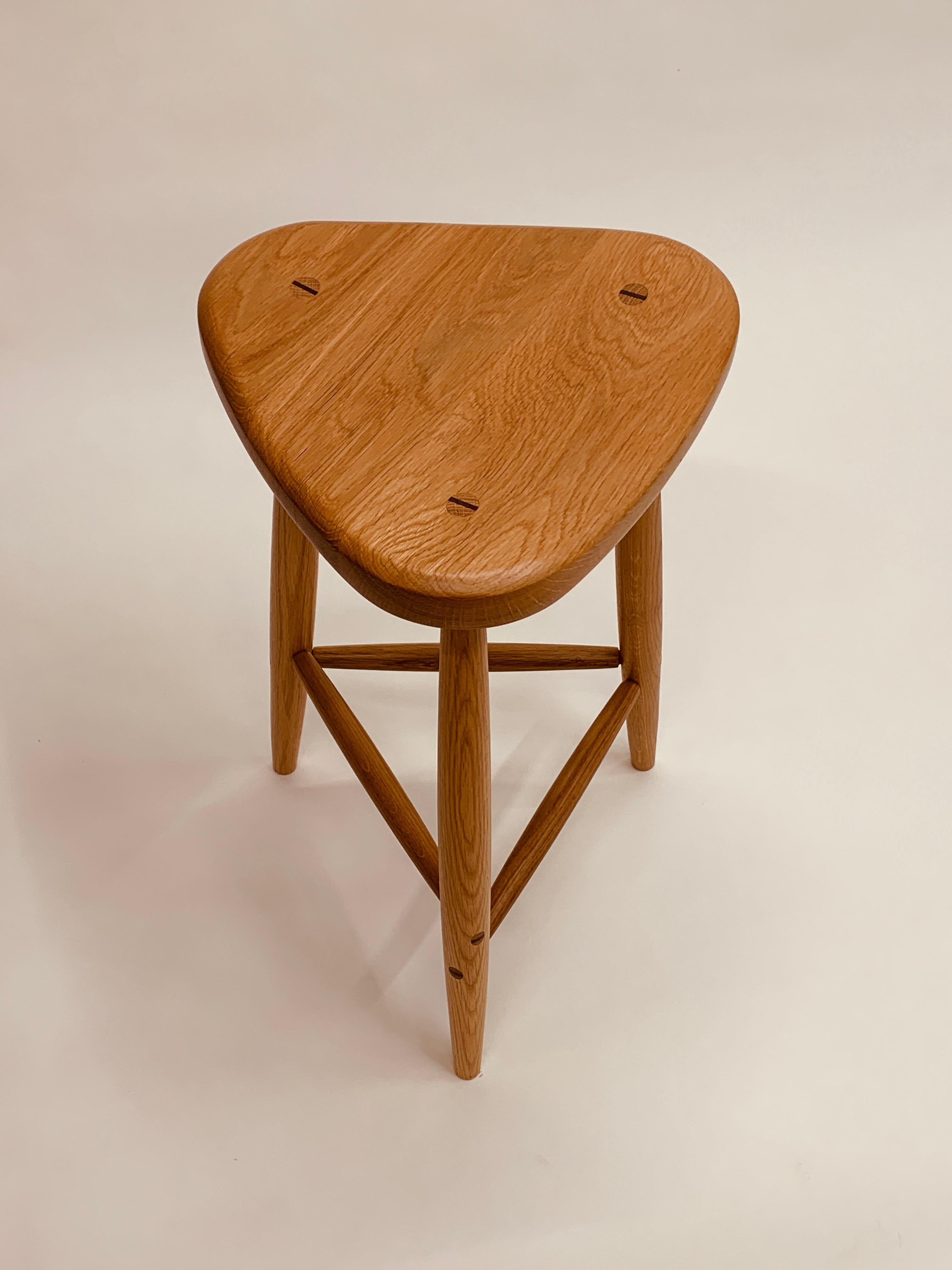 27-Inch Trina 3-Legged Stool in Red Oak with Wedged Through-Dowels en venta 4