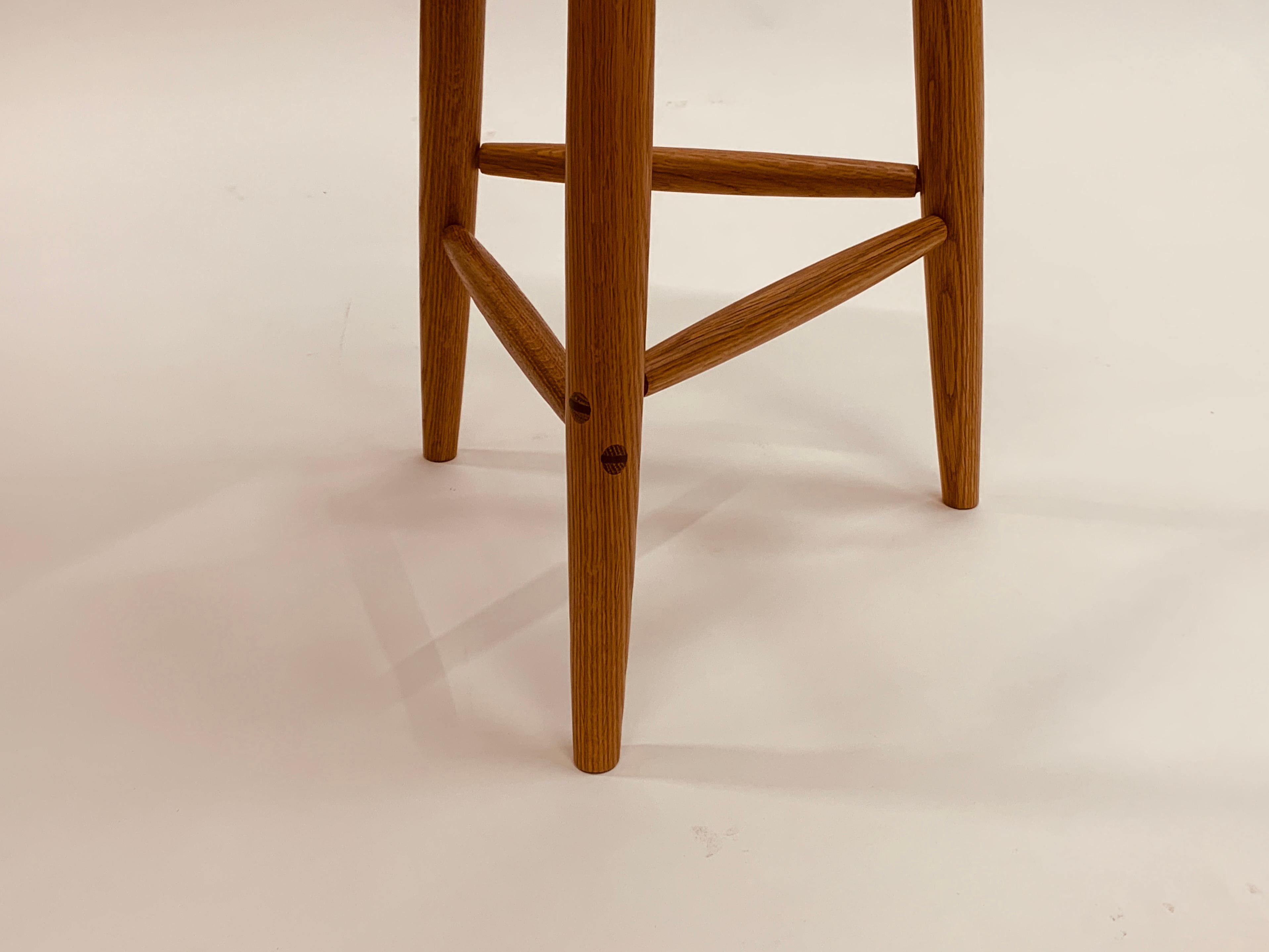 27-Inch Trina 3-Legged Stool in Red Oak with Wedged Through-Dowels Moderno de mediados de siglo en venta