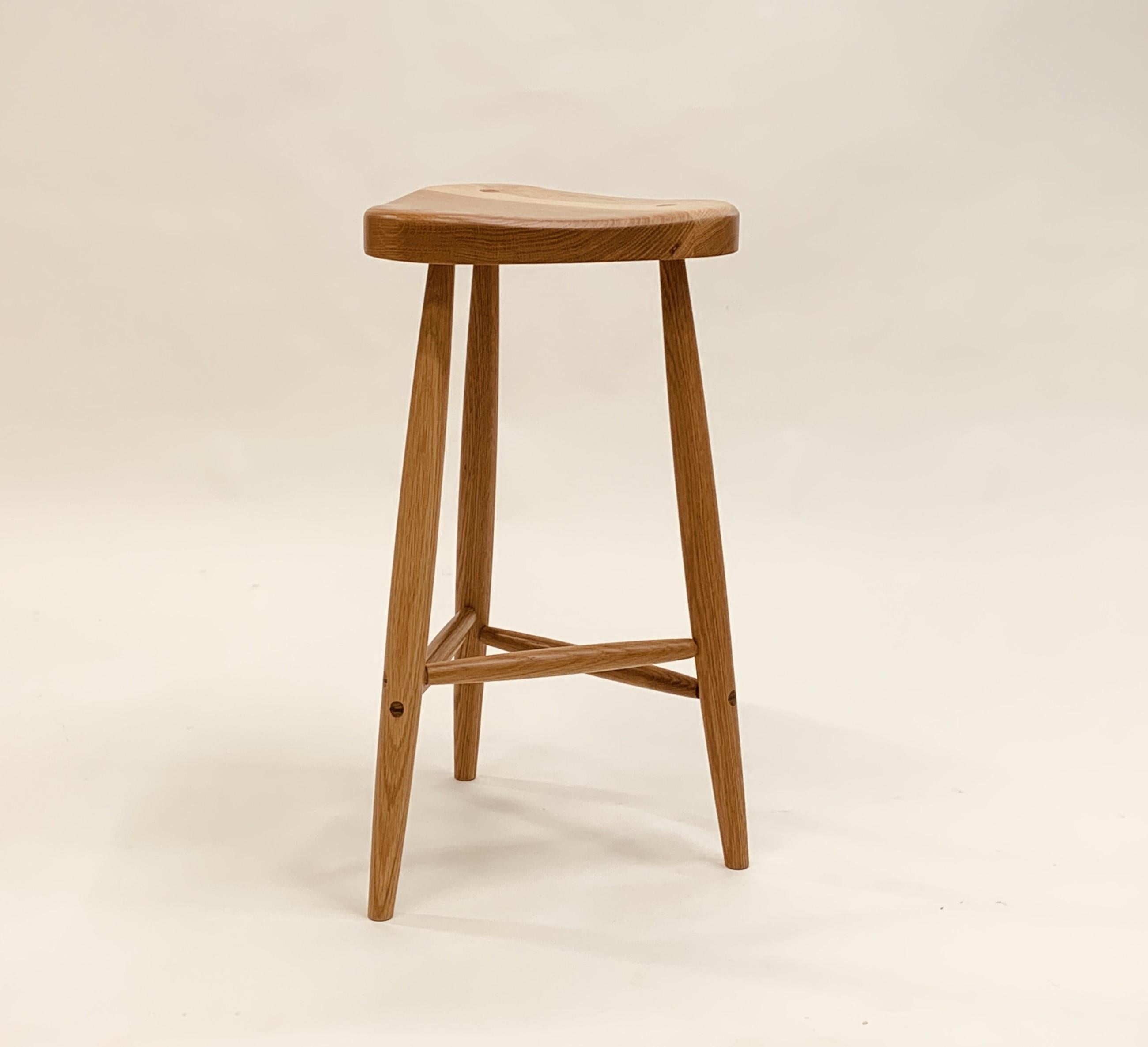27-Inch Trina 3-Legged Stool in Red Oak with Wedged Through-Dowels Estadounidense en venta