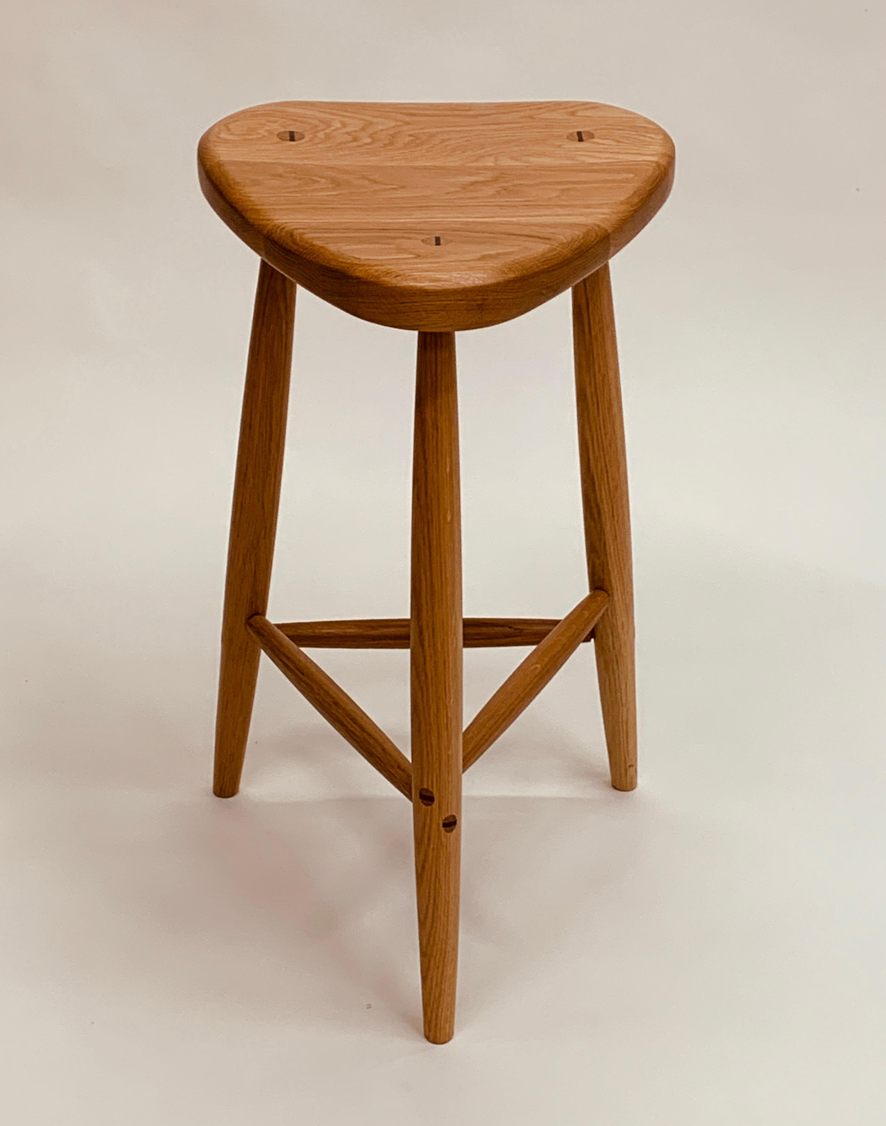 27-Inch Trina 3-Legged Stool in Red Oak with Wedged Through-Dowels Carpintería en venta