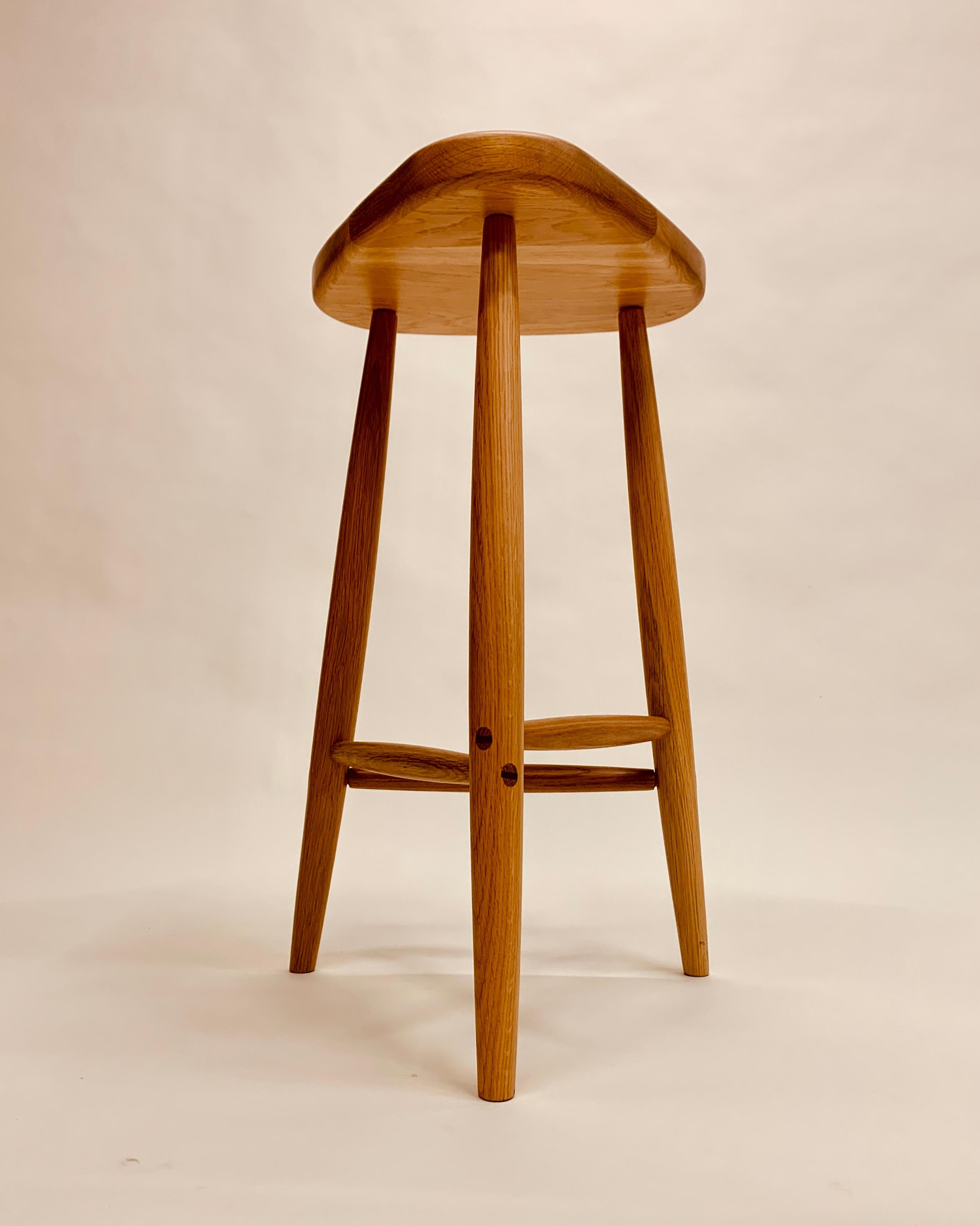 27-Inch Trina 3-Legged Stool in Red Oak with Wedged Through-Dowels en Nuevo estado para la venta en Goshen, IN
