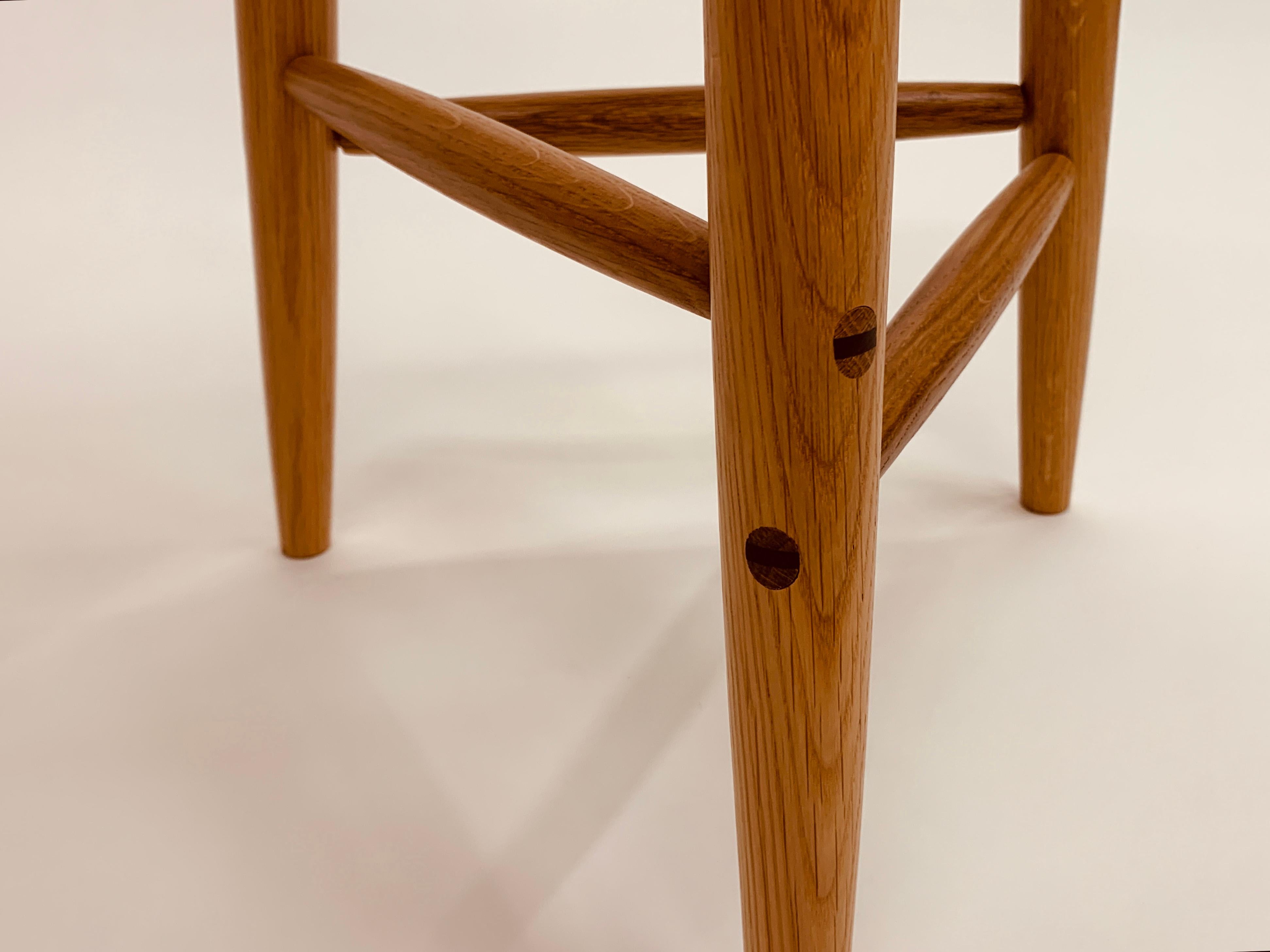27-Inch Trina 3-Legged Stool in Red Oak with Wedged Through-Dowels Siglo XXI y contemporáneo en venta