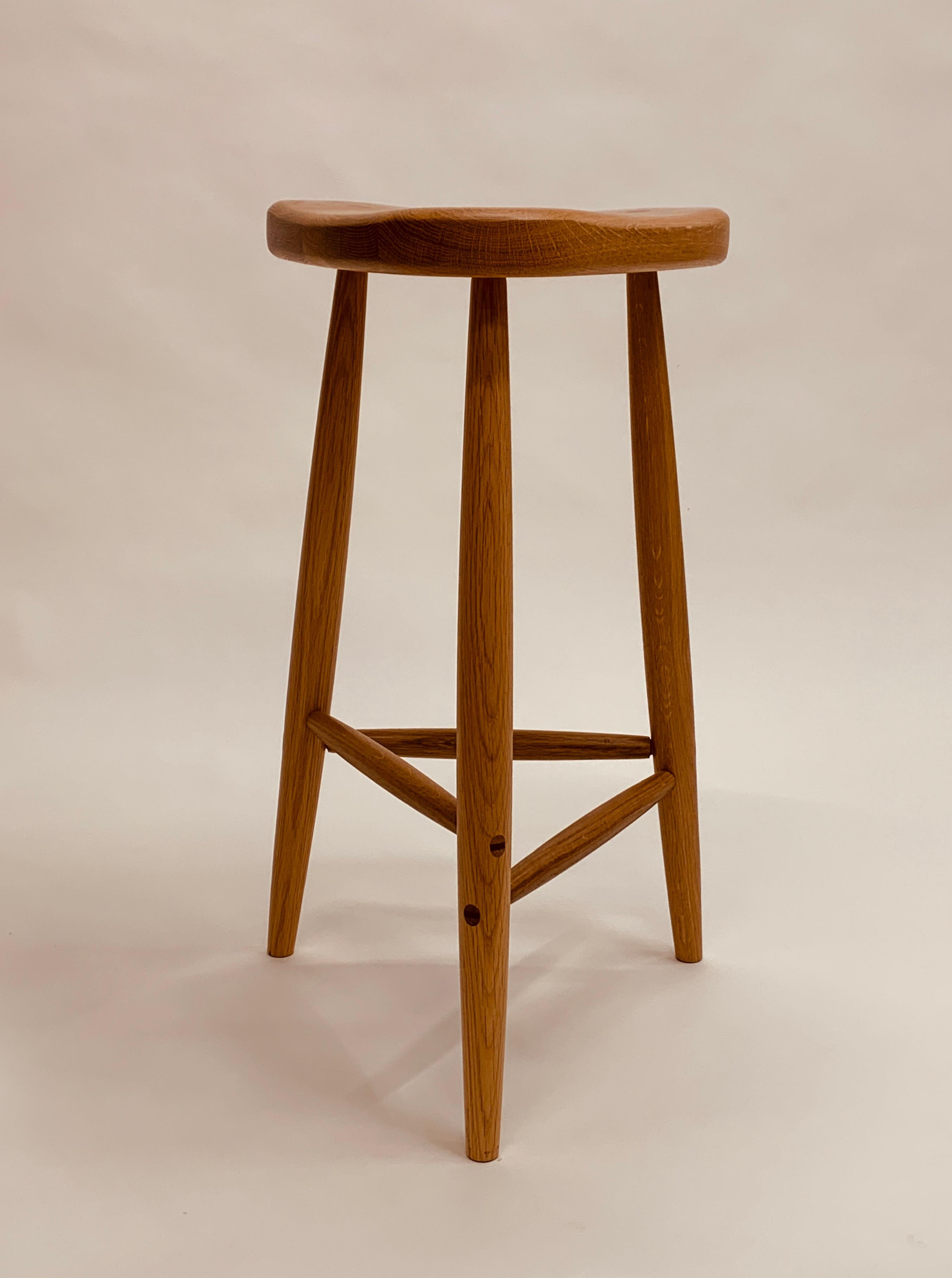 27-Inch Trina 3-Legged Stool in Red Oak with Wedged Through-Dowels Madera dura en venta