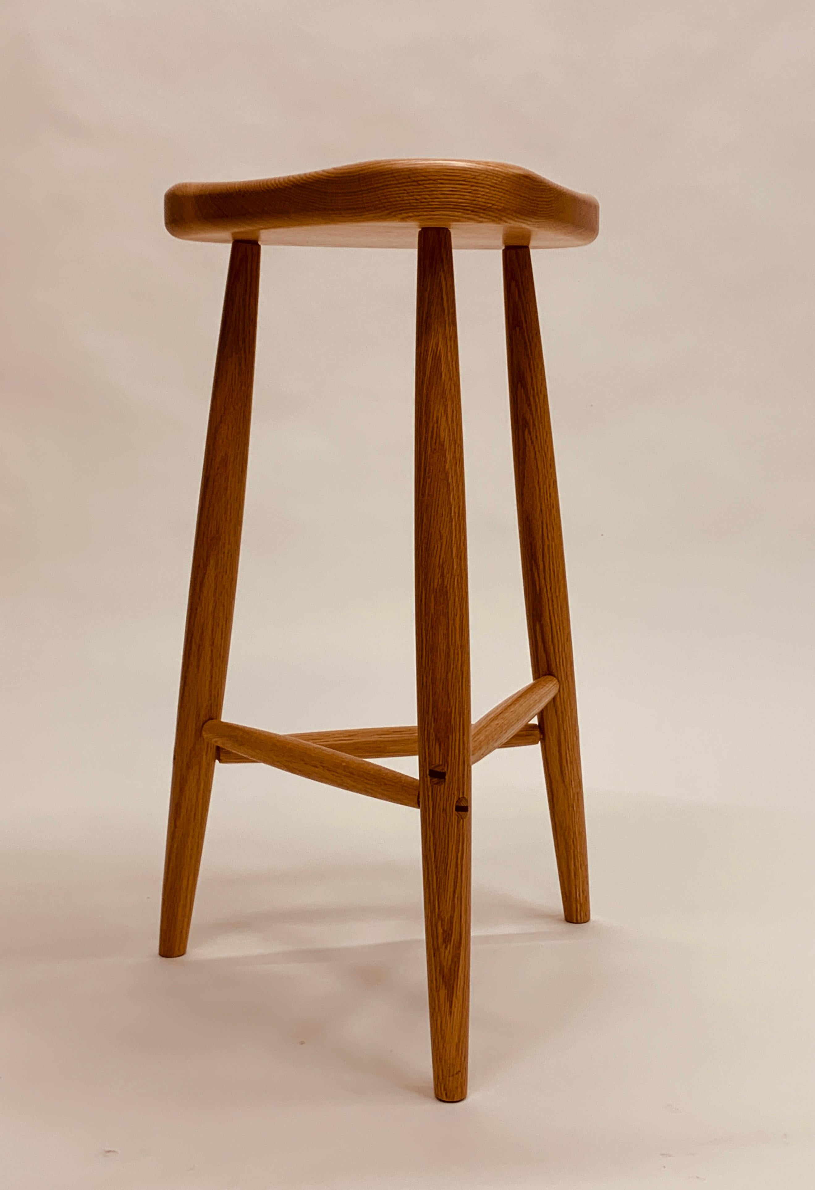 Mid-Century Modern Tabouret à 3 pieds Trina de 27 pouces en Oak Oak blanc avec des chevilles à travers les chevilles en vente