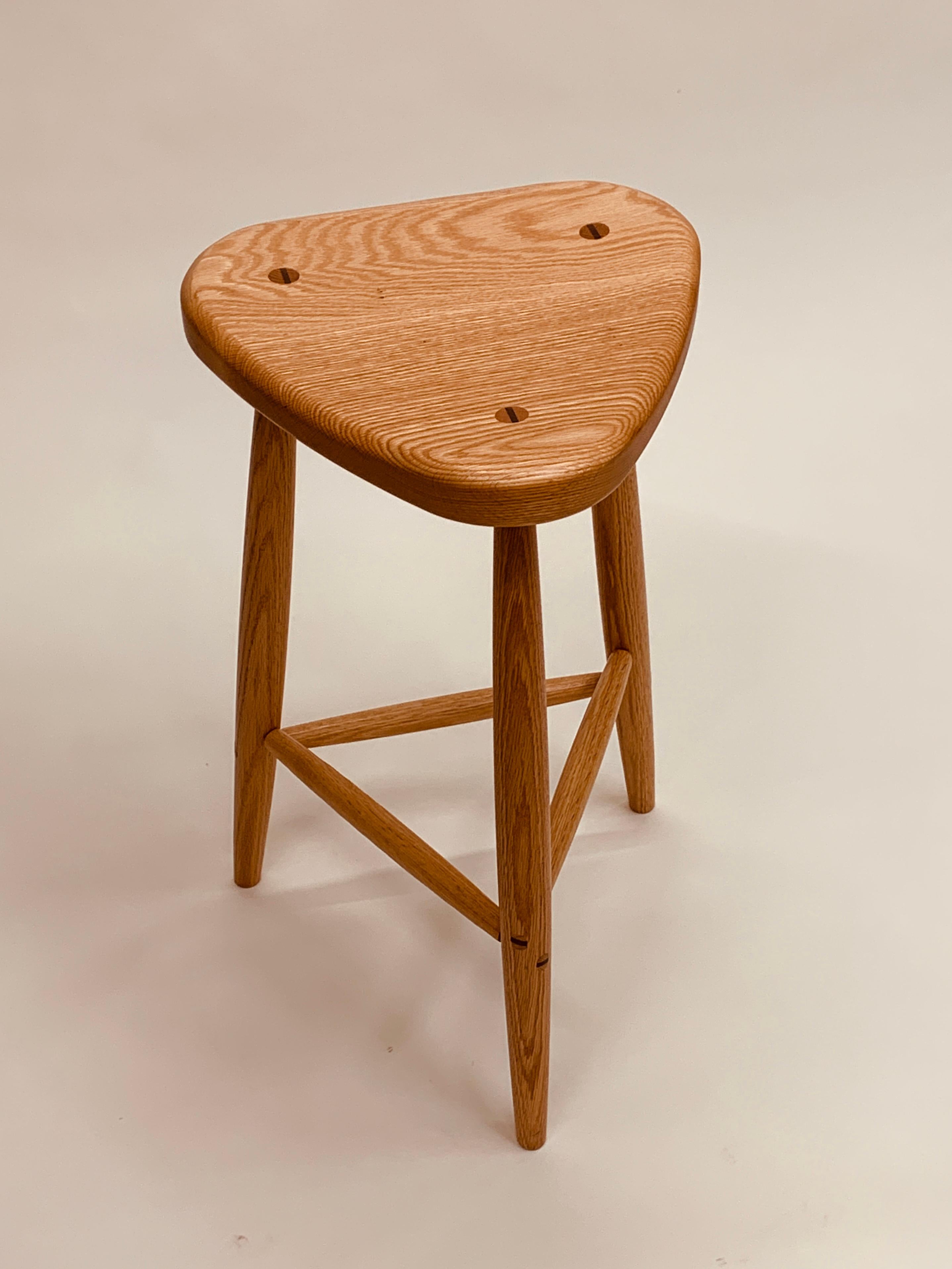 Américain Tabouret à 3 pieds Trina de 27 pouces en Oak Oak blanc avec des chevilles à travers les chevilles en vente