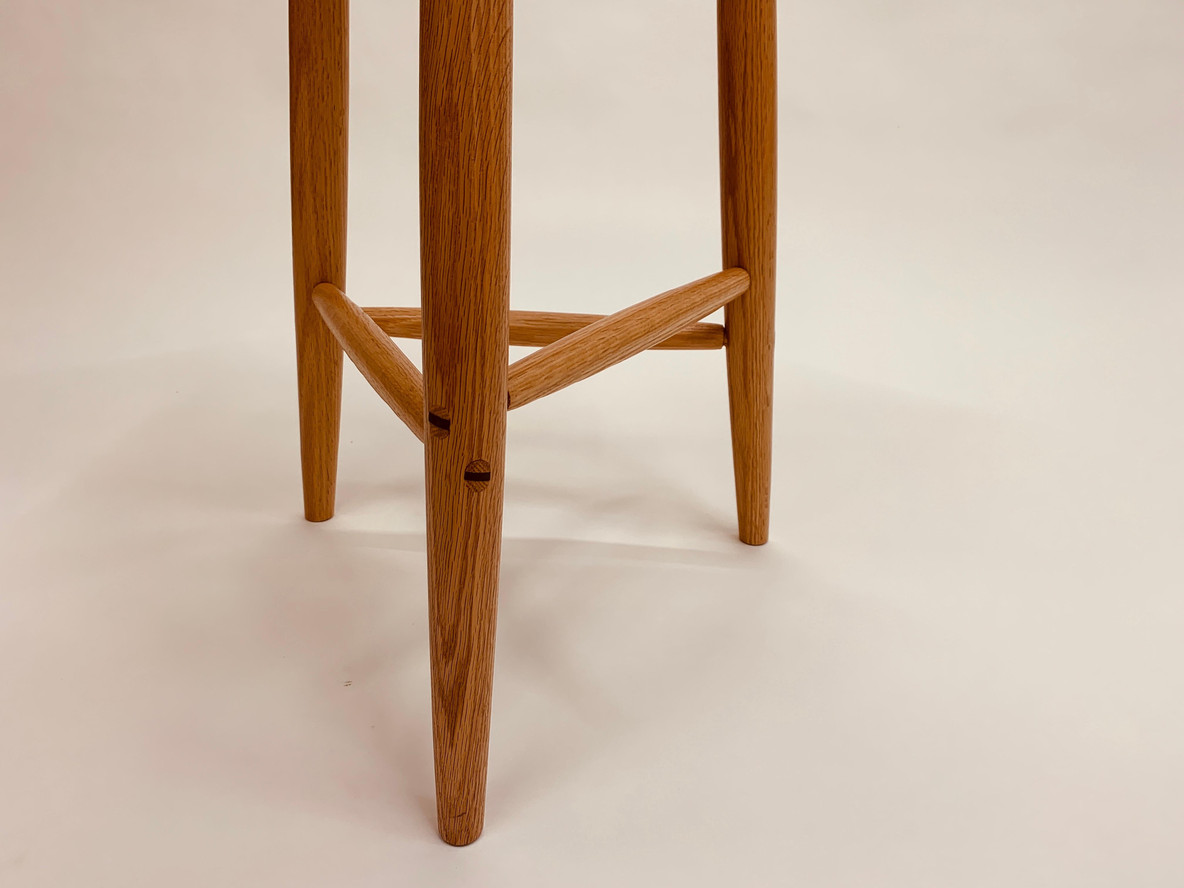 Travail du bois Tabouret à 3 pieds Trina de 27 pouces en Oak Oak blanc avec des chevilles à travers les chevilles en vente