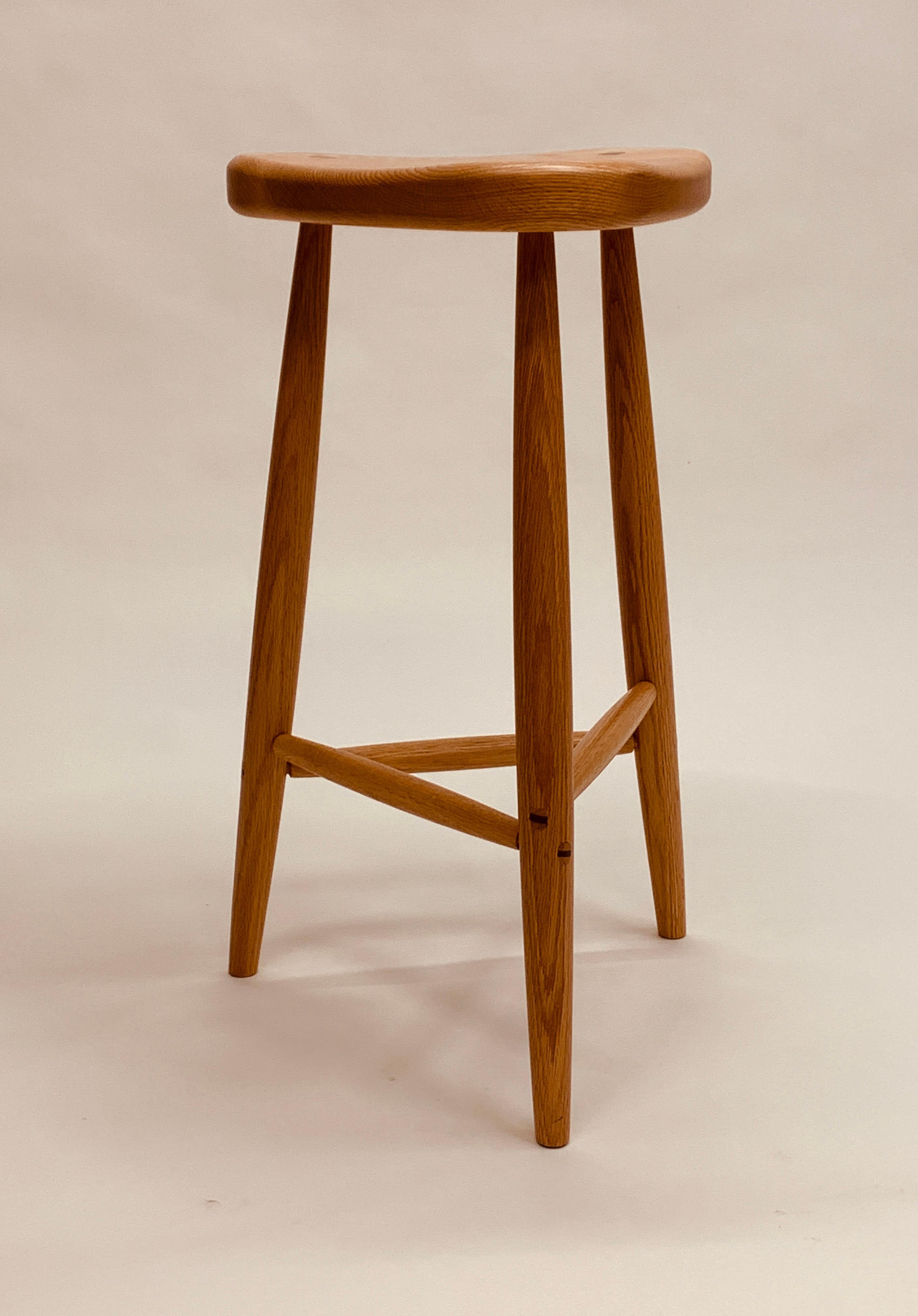 Tabouret à 3 pieds Trina de 27 pouces en Oak Oak blanc avec des chevilles à travers les chevilles Neuf - En vente à Goshen, IN