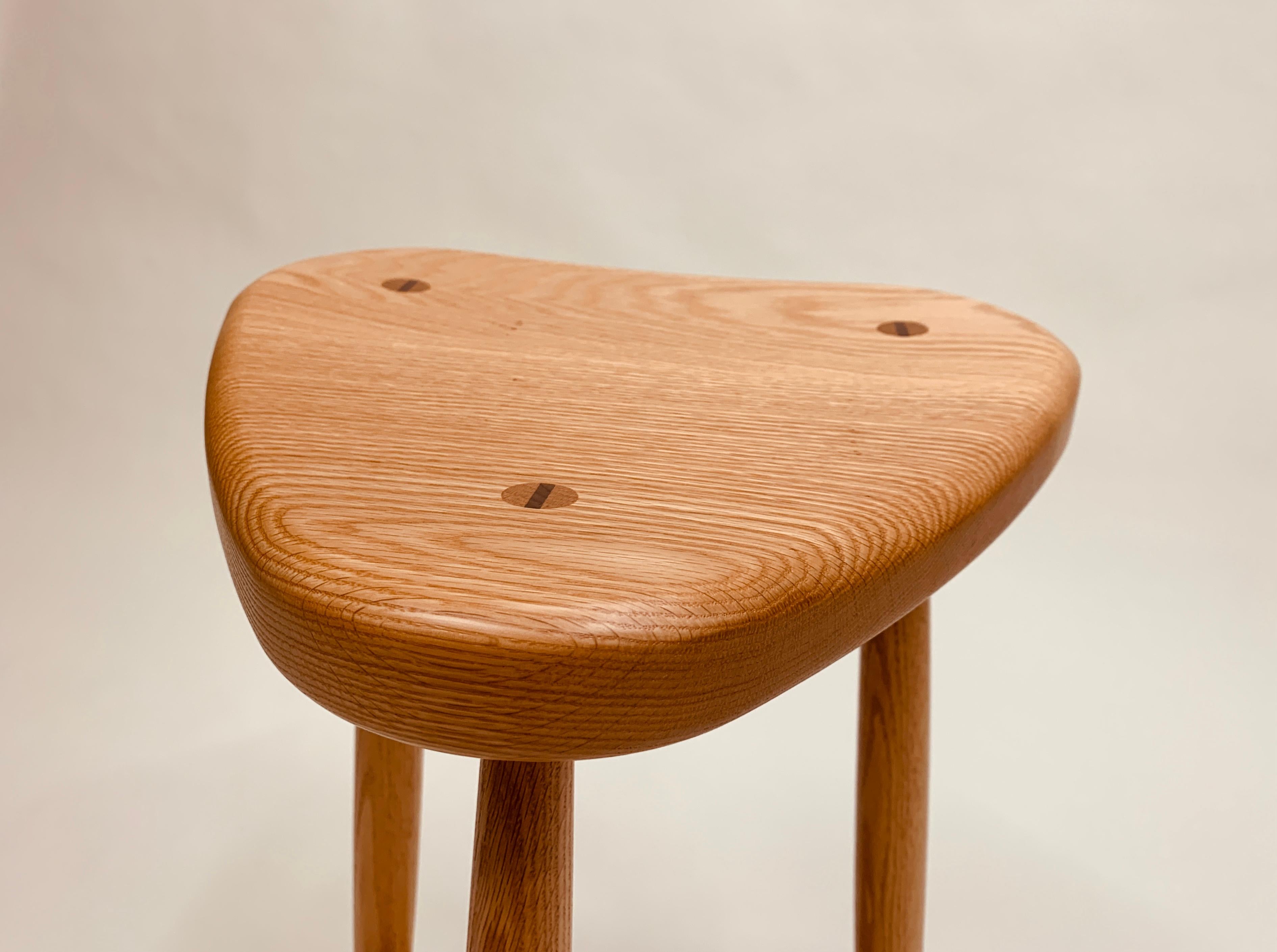 XXIe siècle et contemporain Tabouret à 3 pieds Trina de 27 pouces en Oak Oak blanc avec des chevilles à travers les chevilles en vente