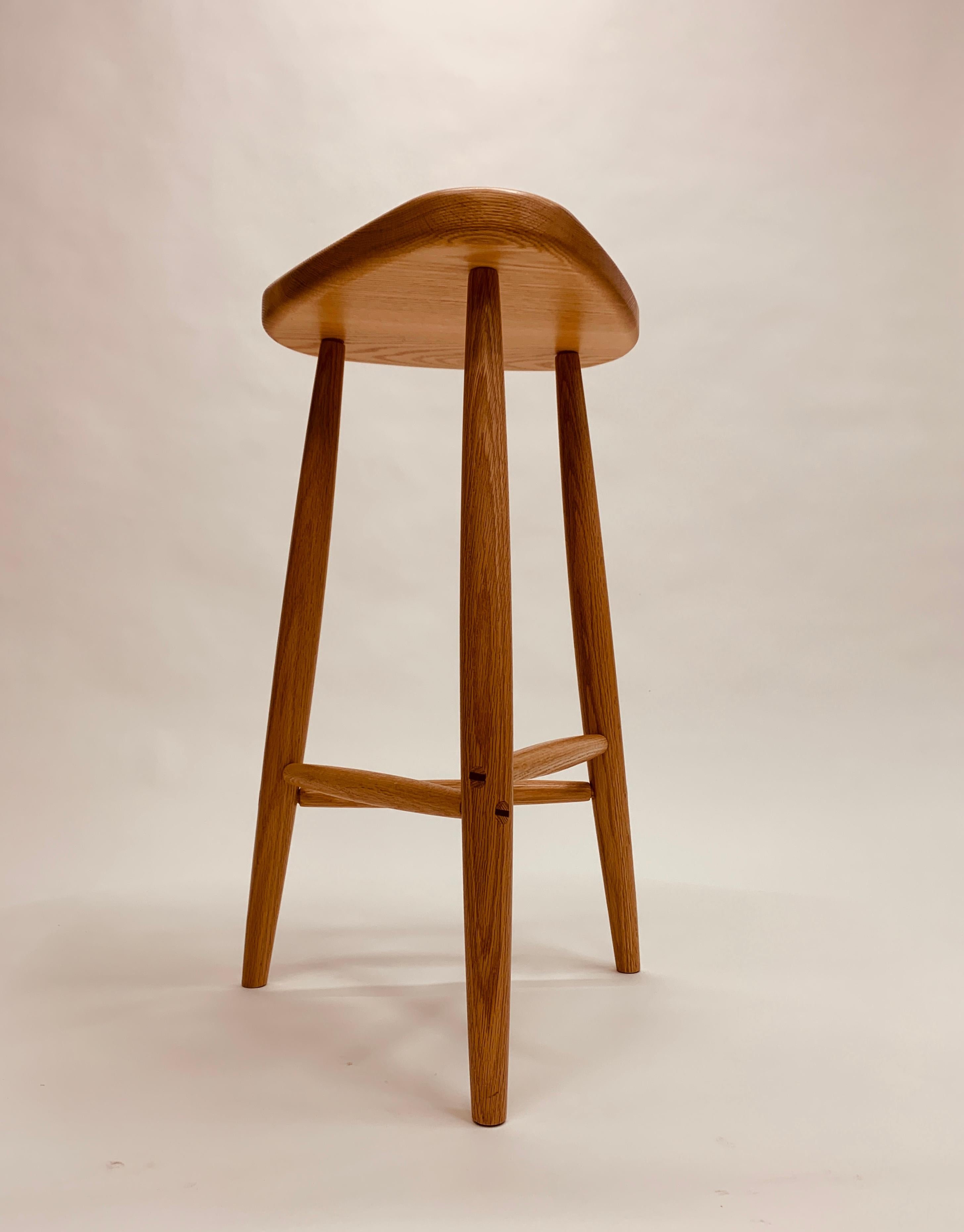Bois de feuillus Tabouret à 3 pieds Trina de 27 pouces en Oak Oak blanc avec des chevilles à travers les chevilles en vente