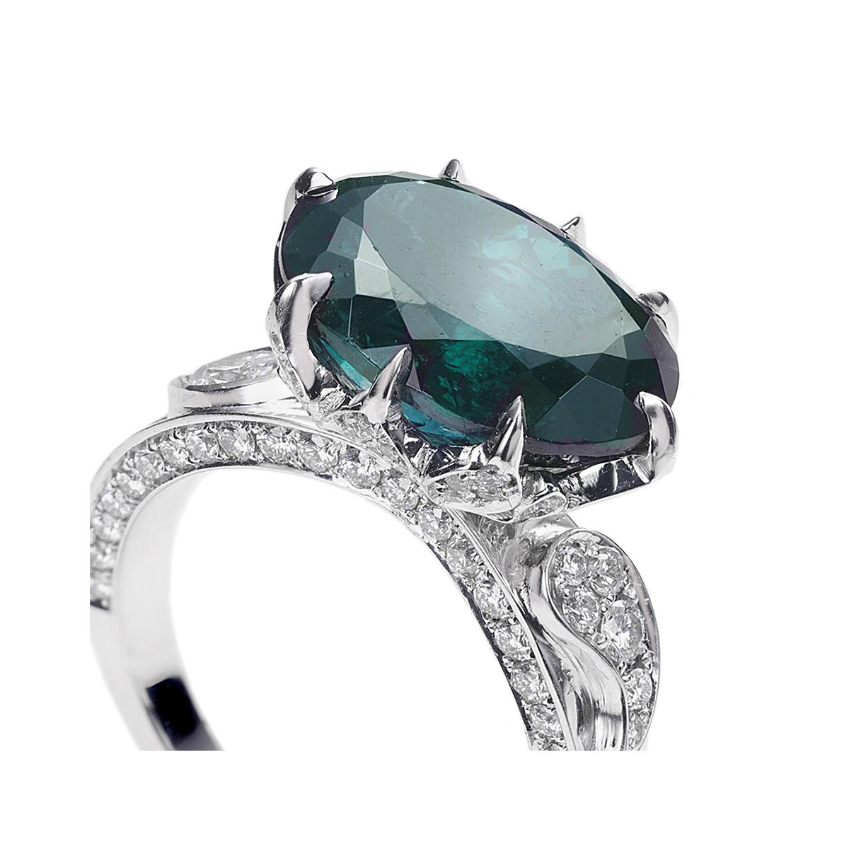 Taille ovale Trinity Bague en or 18 carats bleu avec tourmaline bleue de 7,20 carats et diamants de 1,65 carat en vente