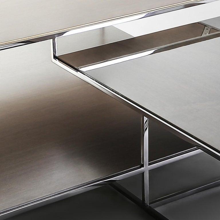 Cette table a une façon unique de superposer ses surfaces pour conserver à la fois la fonction et l'esthétique.
Argent et feuille d'or patinés à la main, sycomore gris 100% brillant, structure en acier inoxydable poli.