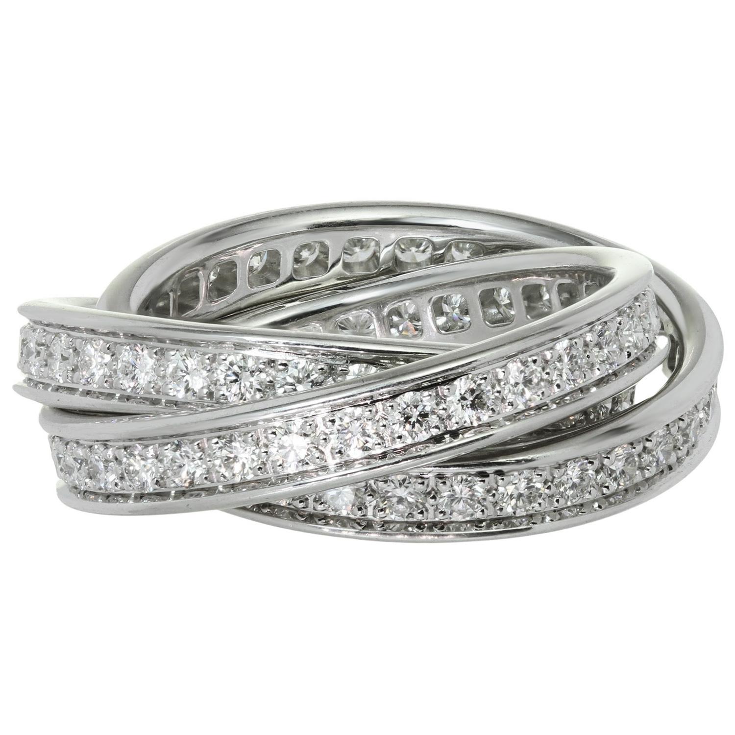 Cette bague emblématique de la collection Trinity de Cartier présente 3 anneaux interconnectés en or blanc 18 carats et sertis de diamants ronds D-F VVS1-VVS2 de taille brillant. Fabriqué en France dans les années 2010. Dimensions : 0,27