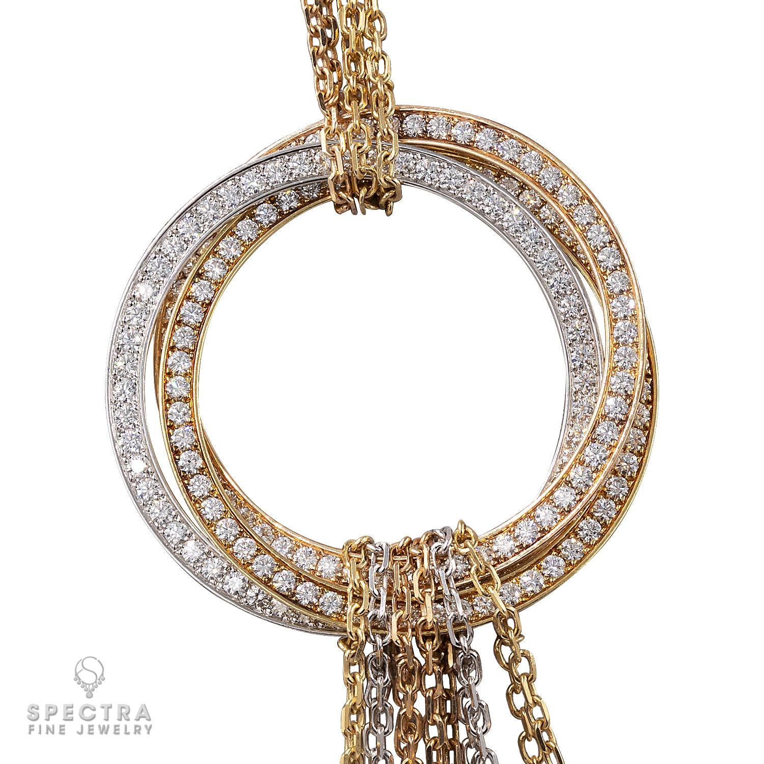 Magnifique interprétation du design iconique de la Trinité de Cartier, cet élégant collier de diamants présente une sophistication intemporelle dans une silhouette contemporaine. Réalisée en luxueux or jaune, blanc et rose 18 carats, elle présente