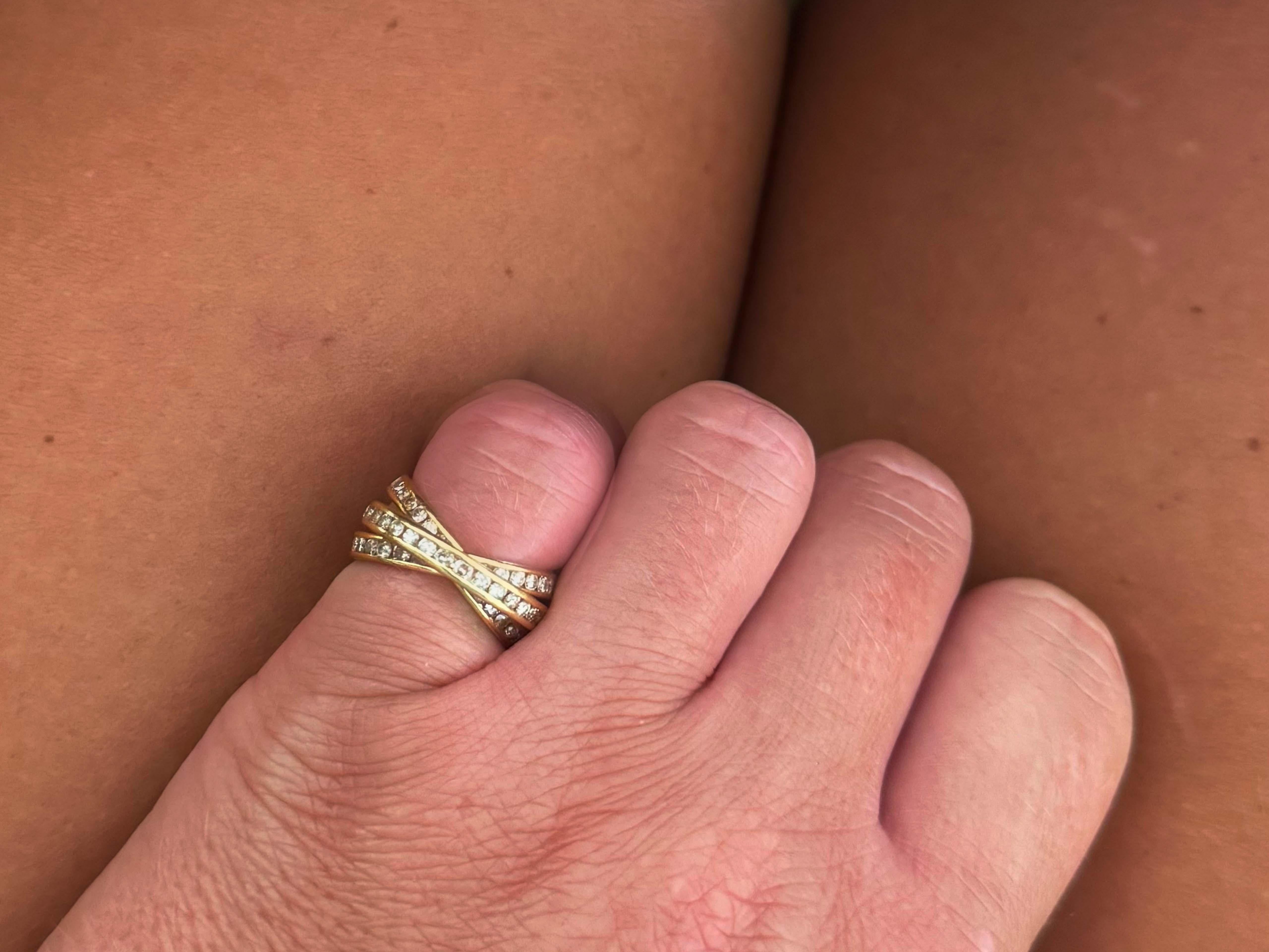 Artikel-Spezifikationen:

Metall: 18k Gelbgold

Ringgröße: ~4,5

Ringhöhe: jedes Band ist etwa 2,8 mm hoch

Gesamtgewicht: 5,9  Gramm

Anzahl der Diamanten: 93 Brillantschliff 

Diamant Karat Gewicht: 2.06

Farbe des Diamanten: