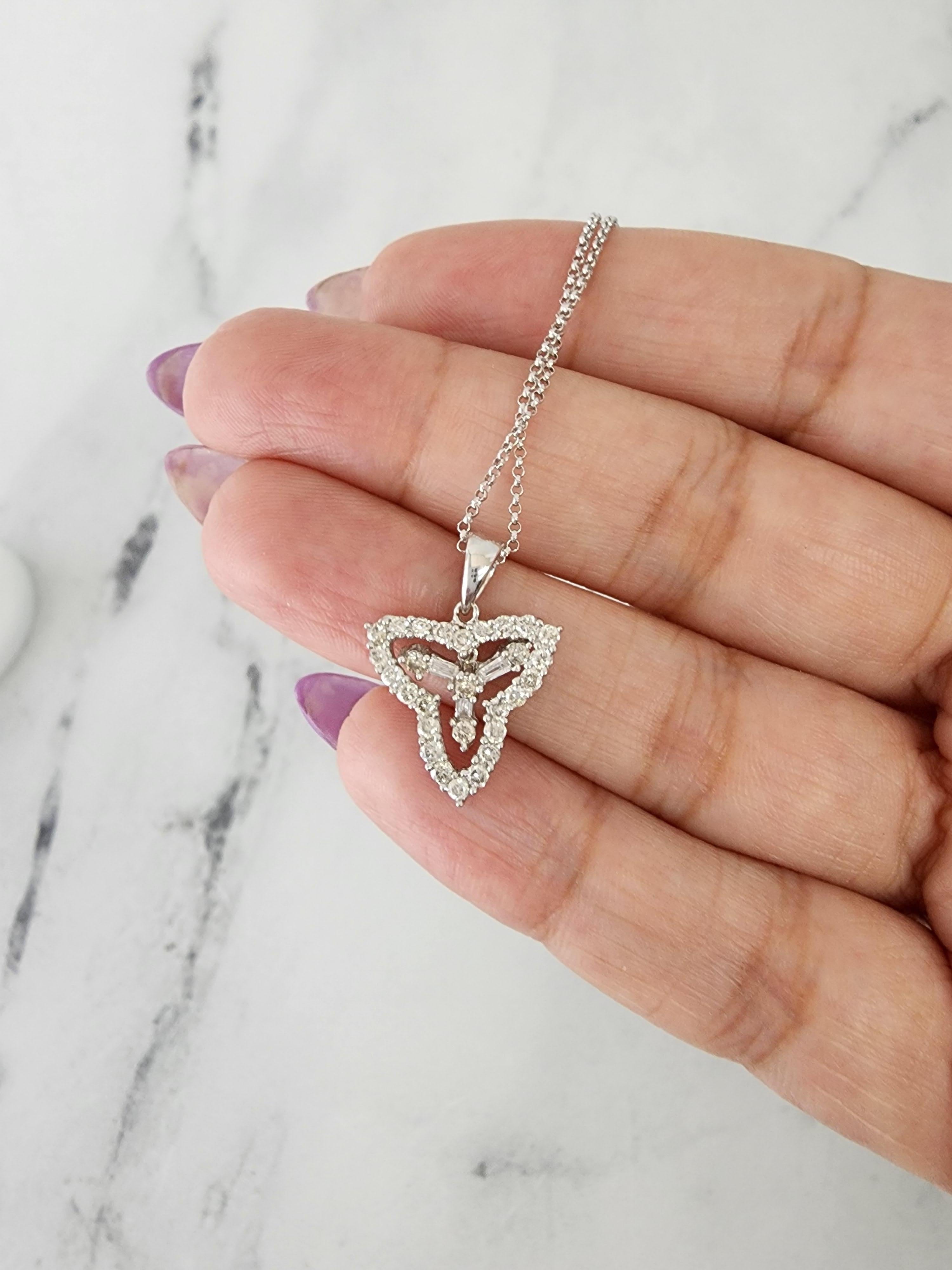 Taglio rotondo Collana Trinity con diamanti in oro bianco 14k in vendita