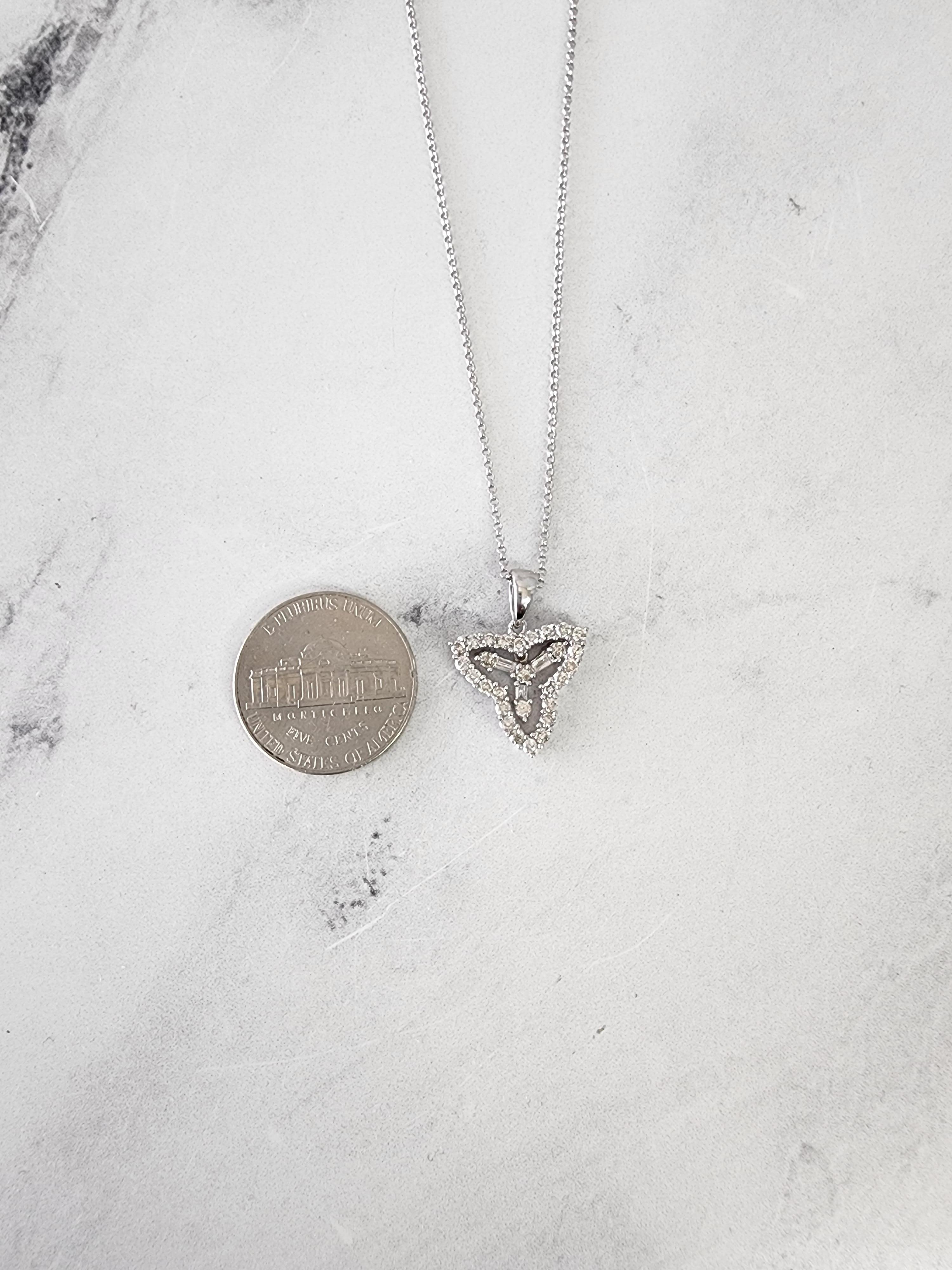 Collana Trinity con diamanti in oro bianco 14k In condizioni Nuovo in vendita a Sugar Land, TX