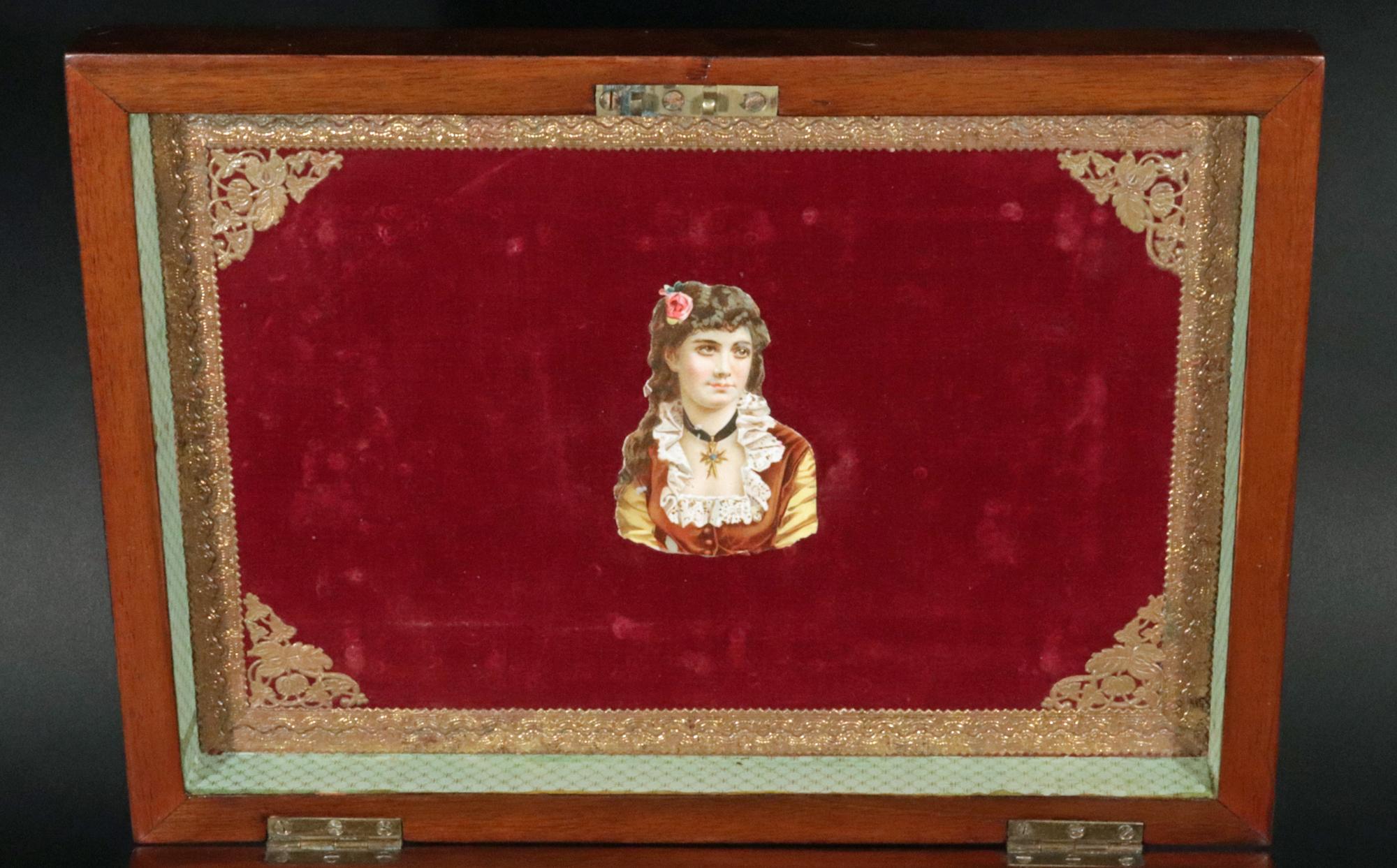 Costurero o Caja de Trabajo con incrustaciones de madera de Burlwood decorada con motivos navales de Trinity House 10