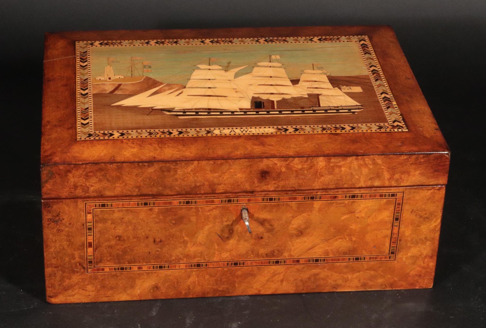 Fino Costurero o Caja de Trabajo Trinity House con incrustaciones de madera de Burlwood decorada con motivos navales, 
Hacia 1850-80

La caja de madera con incrustaciones tiene una escena marina policromada y la inscripción 