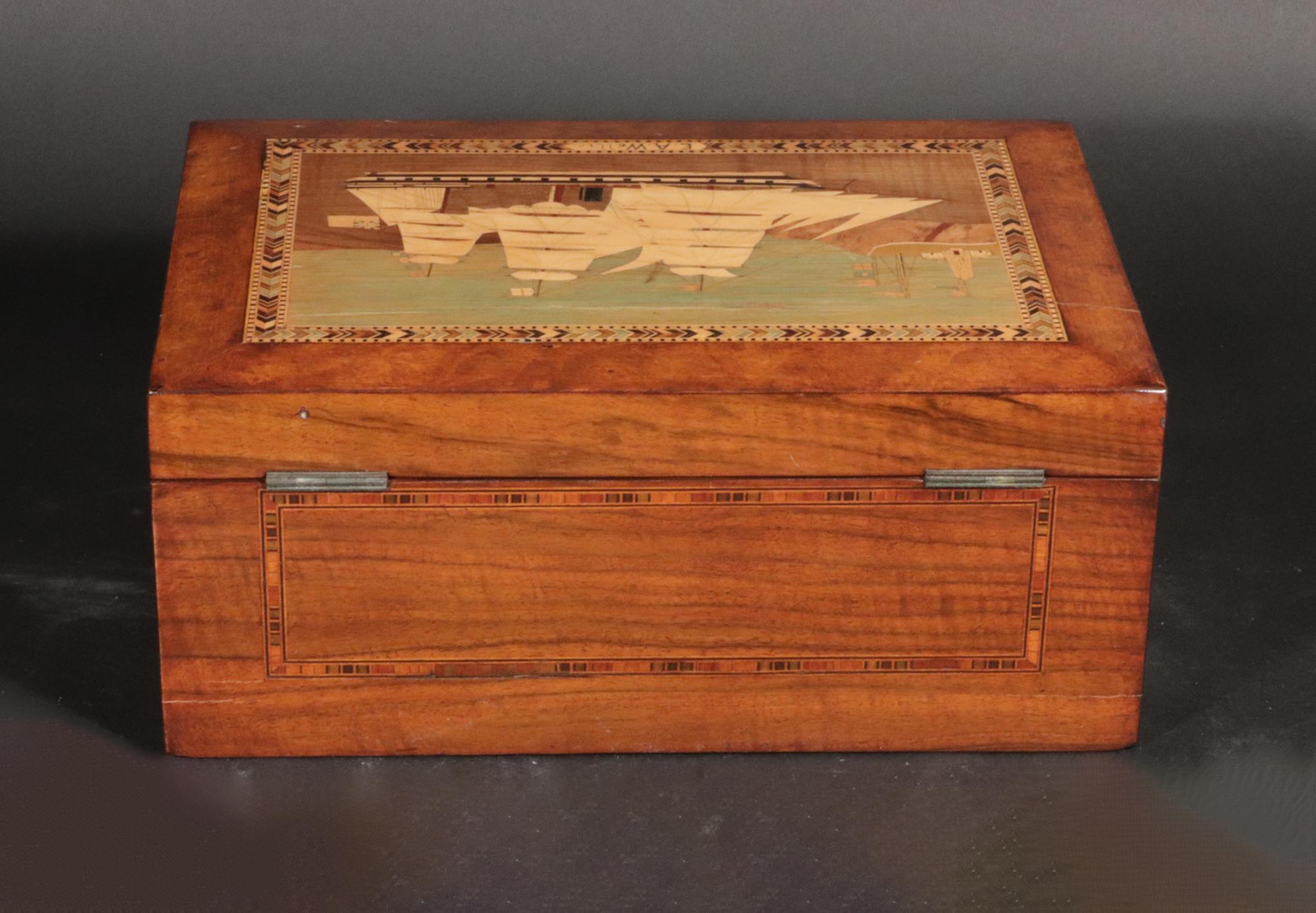 Costurero o Caja de Trabajo con incrustaciones de madera de Burlwood decorada con motivos navales de Trinity House Madera