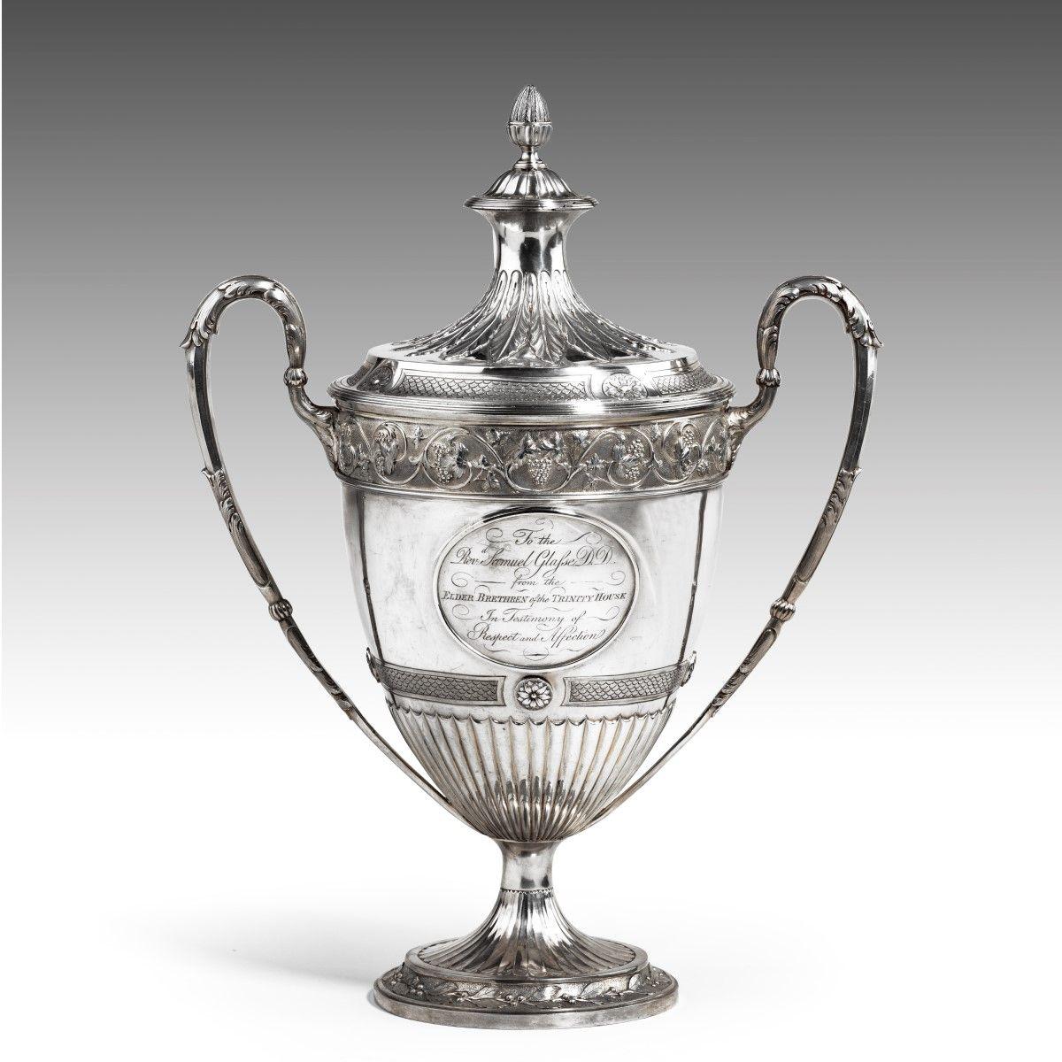 Coppa e coperchio di presentazione in argento di Trinity House, 1795. Questa coppa è modellata in stile classico con un piede scanalato con una fascia di foglie di alloro che sostiene il corpo inferiore scanalato decorato con una fascia di