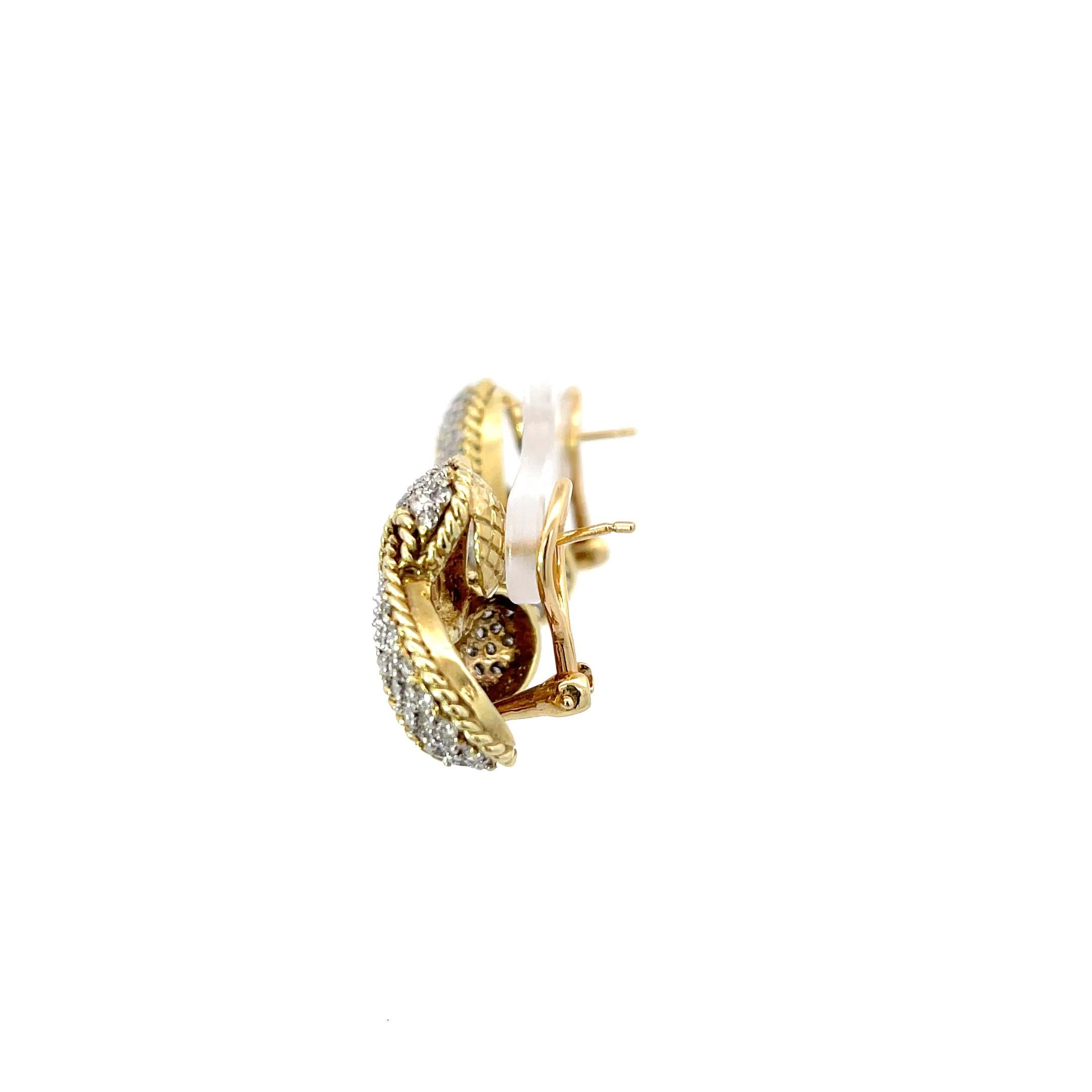 Boucles d'oreilles trinitaires en or jaune 18 carats. Les boucles d'oreilles sont ornées de 4ctw de diamants ronds brillants. Les boucles d'oreilles ont un diamètre de 0,90 pouces et pèsent 17,8 grammes.