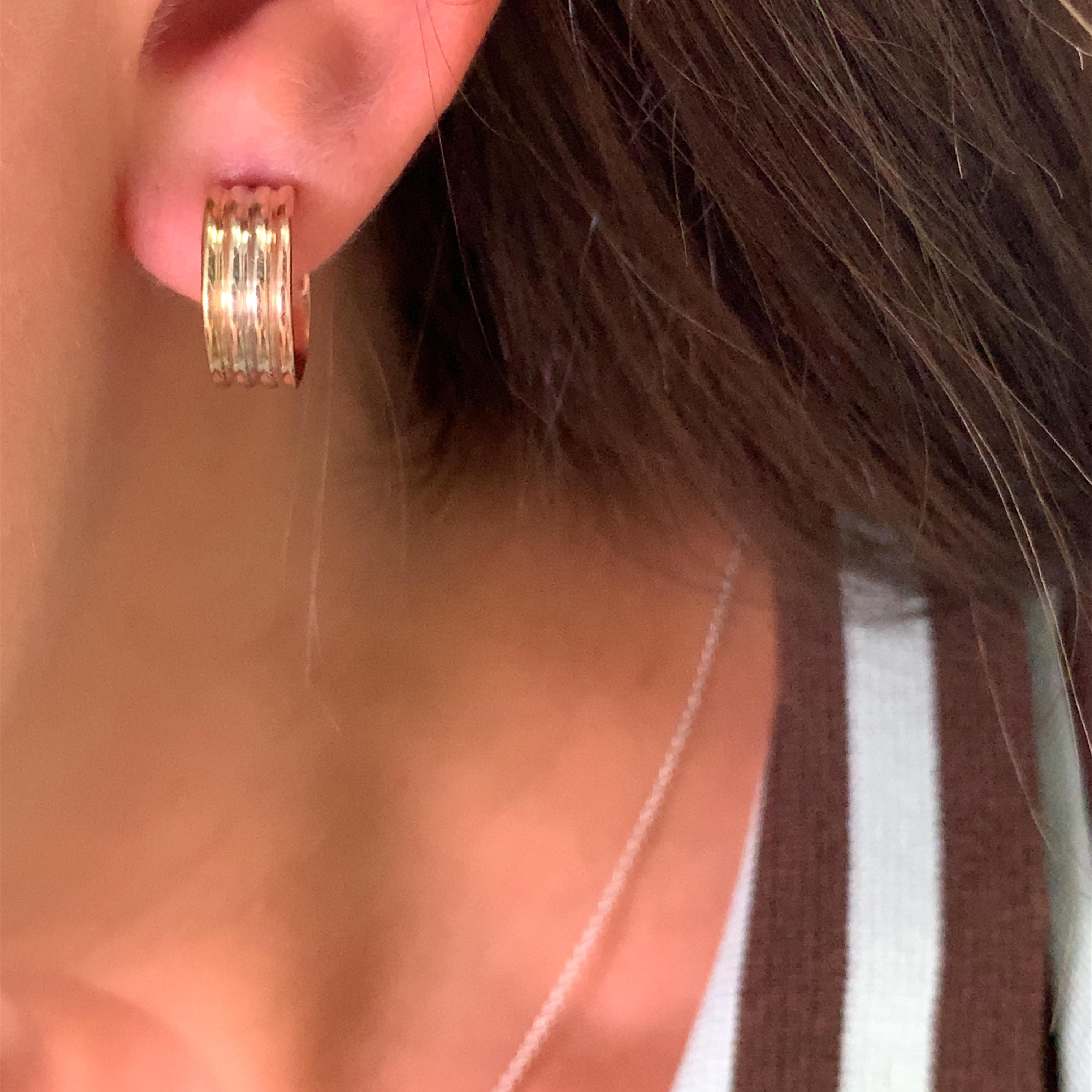 Ajoutez une touche d'élégance à votre style avec ces magnifiques petites boucles d'oreilles en or rose et jaune 9ct. Fabriquées au Royaume-Uni avec de l'or multicolore, ces boucles d'oreilles sont dotées d'une fermeture papillon et d'une couleur or