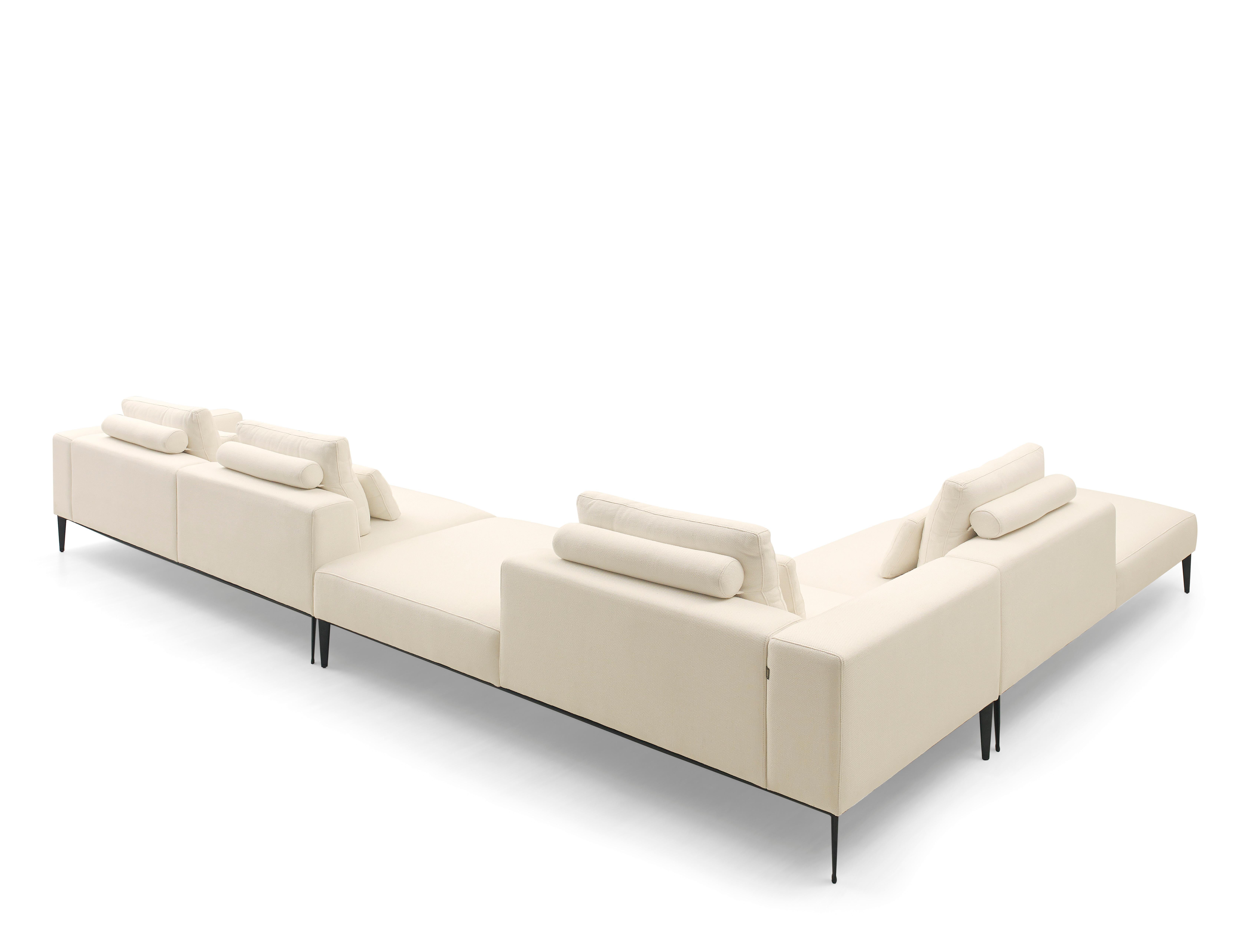 Highly comfortable, this sectional sofa is versatile. Trinity’s can be composed of chaise and puff, items that bring even more comfort to the living room. With contemporary style and feet that do not go unnoticed, the blend has an incomparable