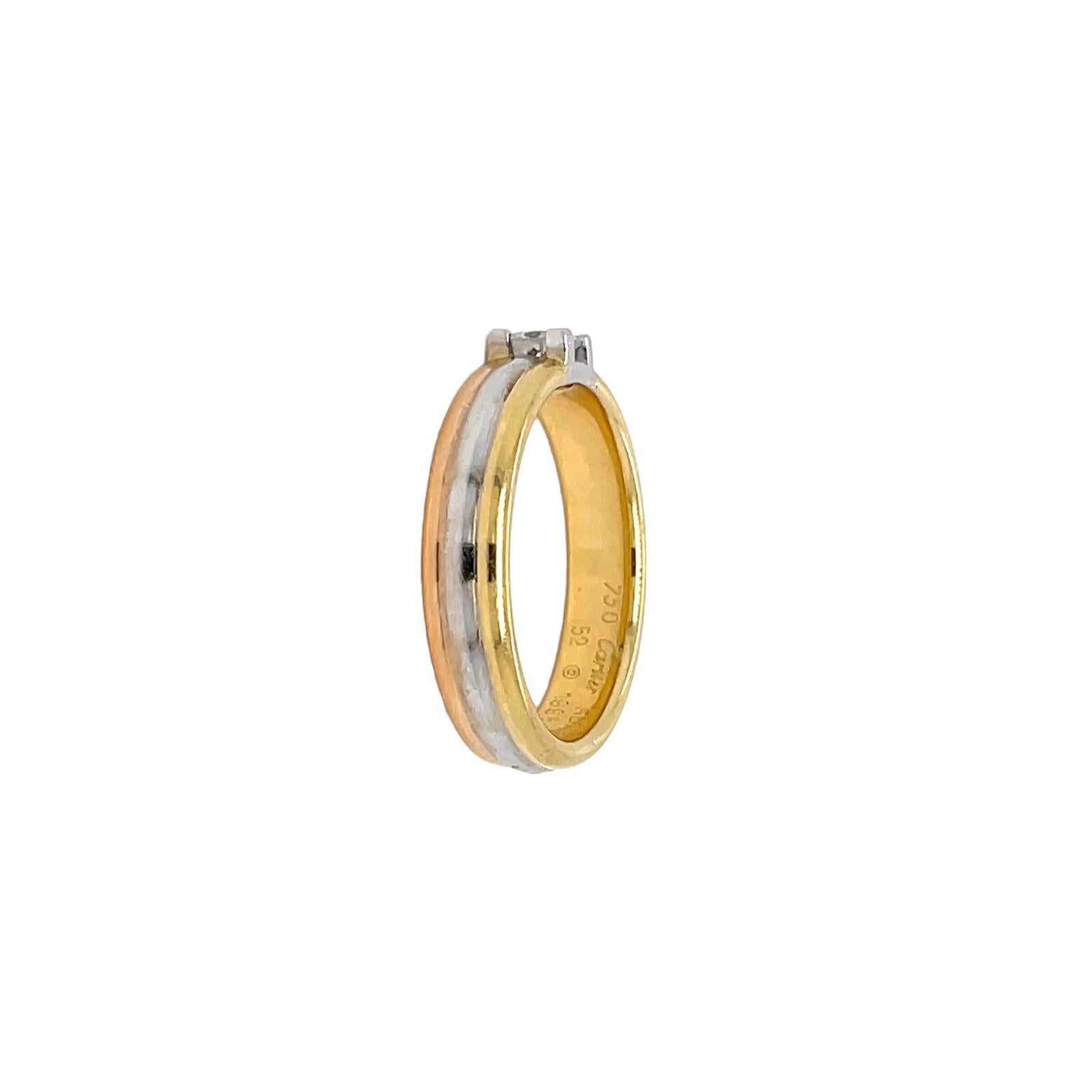 Auténtico solitario Cartier, clásico con tres oros. El brillante diamante de talla brillante pesa aproximadamente 0,22 ct, claridad SI, color E/F. La fecha de producción está grabada en el interior del anillo. Francia 1998.

ESTADO: Seminuevo -