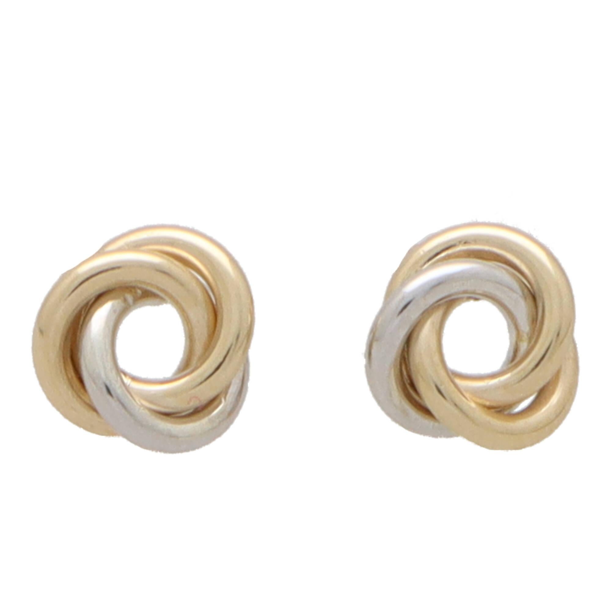  Une belle paire de boucles d'oreilles trinité vintage en or jaune, rose et blanc 9k.

Chaque boucle d'oreille représente un nœud trinitaire tressé et est fixée au revers par une tige en or massif et un raccord papillon.

Grâce à leur design et à