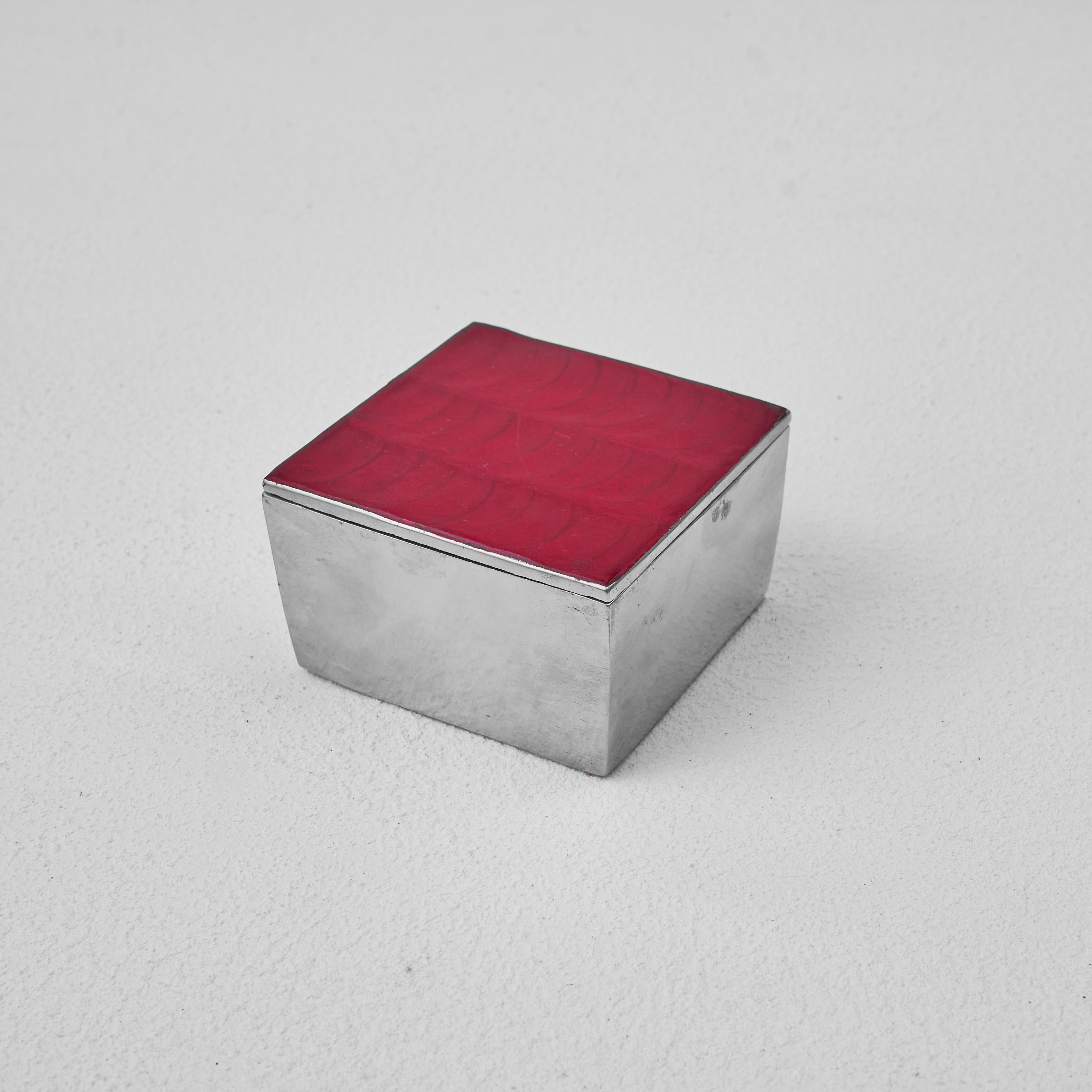 Trinket Box in Cast Aluminium and Enamel 1960s.

Beautiful and elegant trinket box in cast aluminum and dark red enamel. Great shape with slightly tapered sides and rough casting details. The lid is covered in a very handsome dark red enamel which