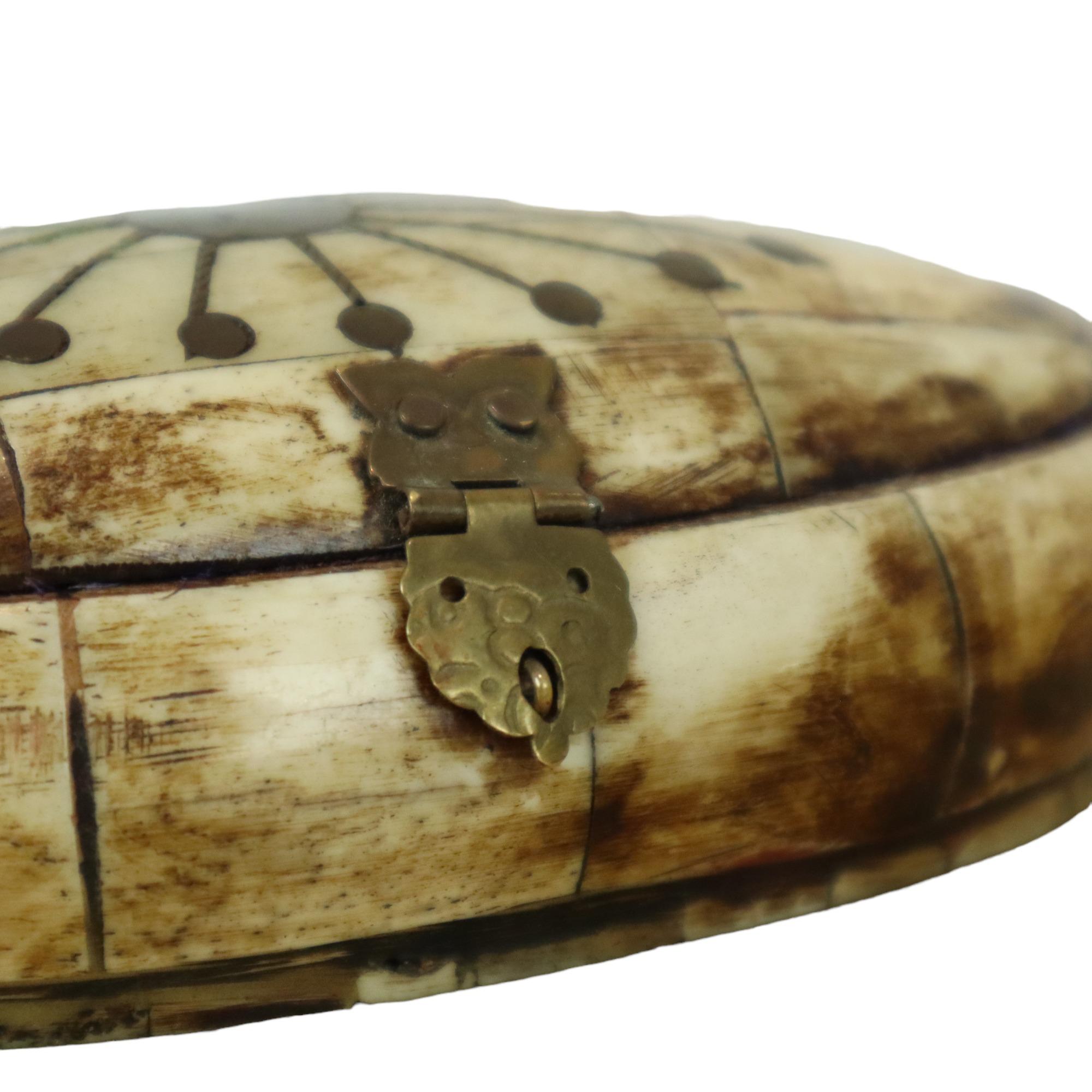 Trinket Box mit Intarsien aus Kamel Knochen lila Samtschmuck 15cm (Ende des 20. Jahrhunderts) im Angebot